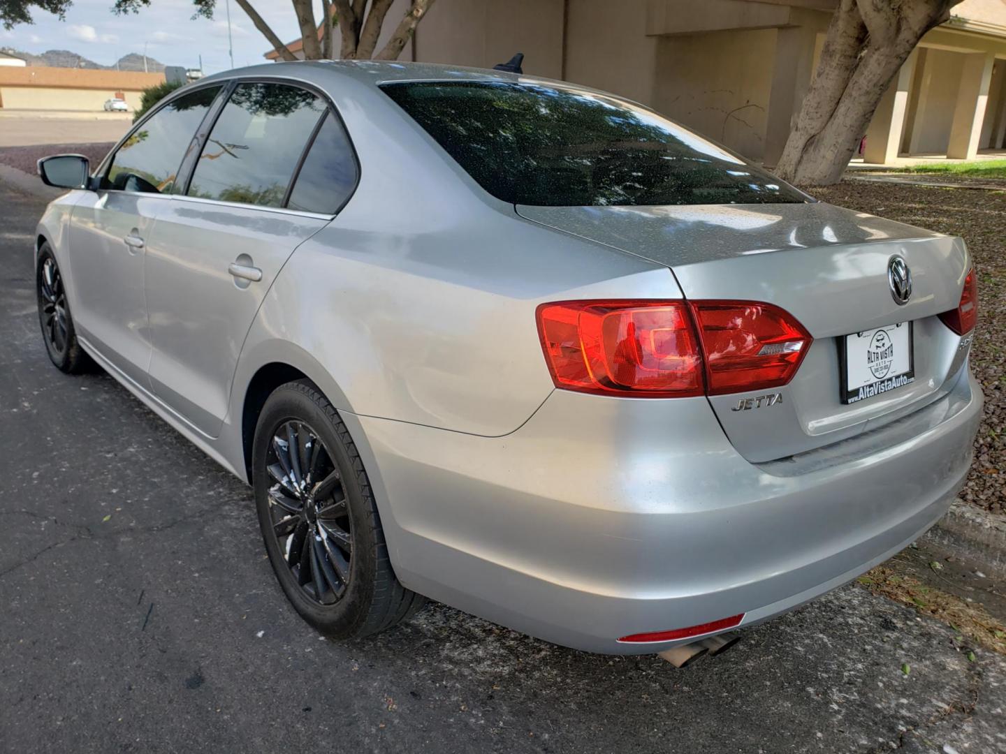 2012 silver /gray and black Volkswagen Jetta SEL (3VWLX7AJ4CM) with an 2.5L L5 DOHC 20V engine, 6-Speed Automatic transmission, located at 323 E Dunlap Ave., Phoenix, AZ, 85020, (602) 331-9000, 33.567677, -112.069000 - 2012 Volkswagen Jetta SEL,......A True Must See!! No accidents, Ice Cold AC, The car is gorgeous inside and out, power windows, power door locks, Gorgeous tinted sunroof, Stereo/Cd Player, Navigation, Phone sync, Bluetooth, Satellite radio compatible, Clean Black and gray Interior with beautiful Bl - Photo#5