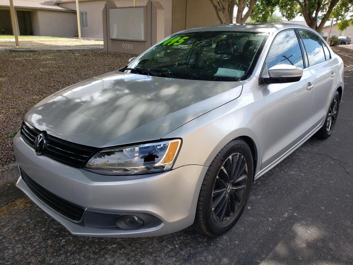 2012 silver /gray and black Volkswagen Jetta SEL (3VWLX7AJ4CM) with an 2.5L L5 DOHC 20V engine, 6-Speed Automatic transmission, located at 323 E Dunlap Ave., Phoenix, AZ, 85020, (602) 331-9000, 33.567677, -112.069000 - 2012 Volkswagen Jetta SEL,......A True Must See!! No accidents, Ice Cold AC, The car is gorgeous inside and out, power windows, power door locks, Gorgeous tinted sunroof, Stereo/Cd Player, Navigation, Phone sync, Bluetooth, Satellite radio compatible, Clean Black and gray Interior with beautiful Bl - Photo#0