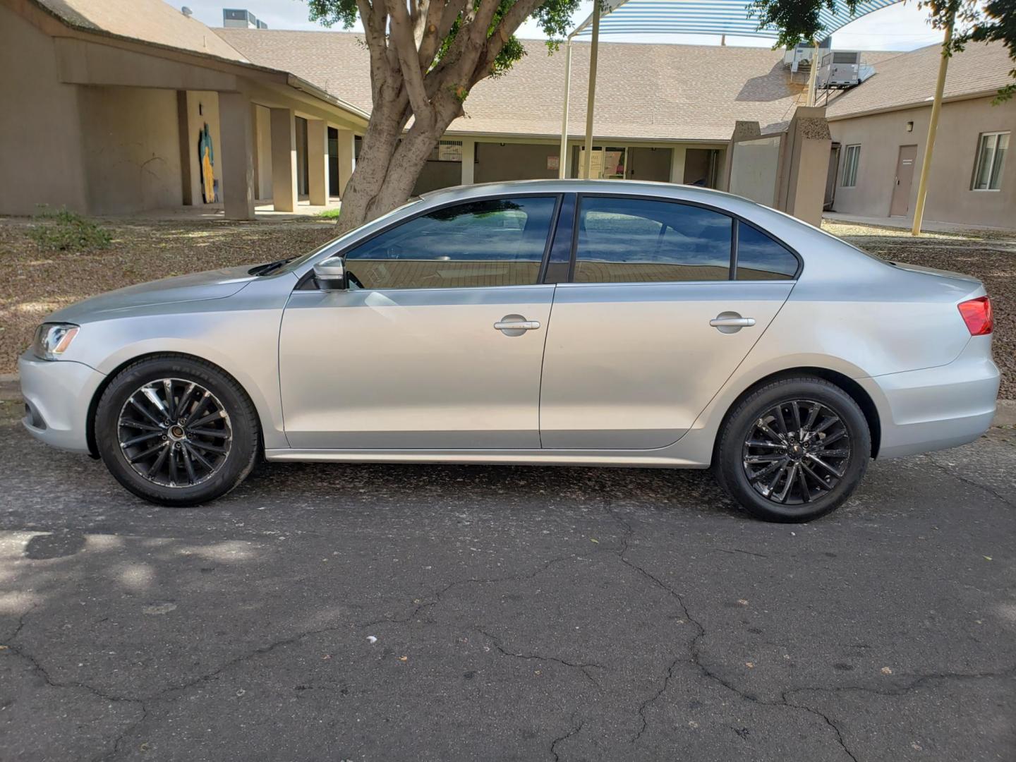 2012 silver /gray and black Volkswagen Jetta SEL (3VWLX7AJ4CM) with an 2.5L L5 DOHC 20V engine, 6-Speed Automatic transmission, located at 323 E Dunlap Ave., Phoenix, AZ, 85020, (602) 331-9000, 33.567677, -112.069000 - Photo#6