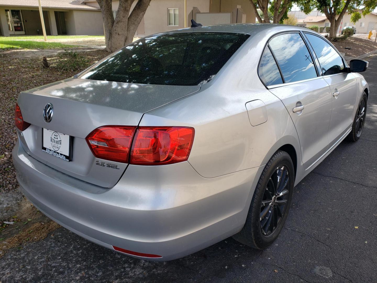 2012 silver /gray and black Volkswagen Jetta SEL (3VWLX7AJ4CM) with an 2.5L L5 DOHC 20V engine, 6-Speed Automatic transmission, located at 323 E Dunlap Ave., Phoenix, AZ, 85020, (602) 331-9000, 33.567677, -112.069000 - 2012 Volkswagen Jetta SEL,......A True Must See!! No accidents, Ice Cold AC, The car is gorgeous inside and out, power windows, power door locks, Gorgeous tinted sunroof, Stereo/Cd Player, Navigation, Phone sync, Bluetooth, Satellite radio compatible, Clean Black and gray Interior with beautiful Bl - Photo#3