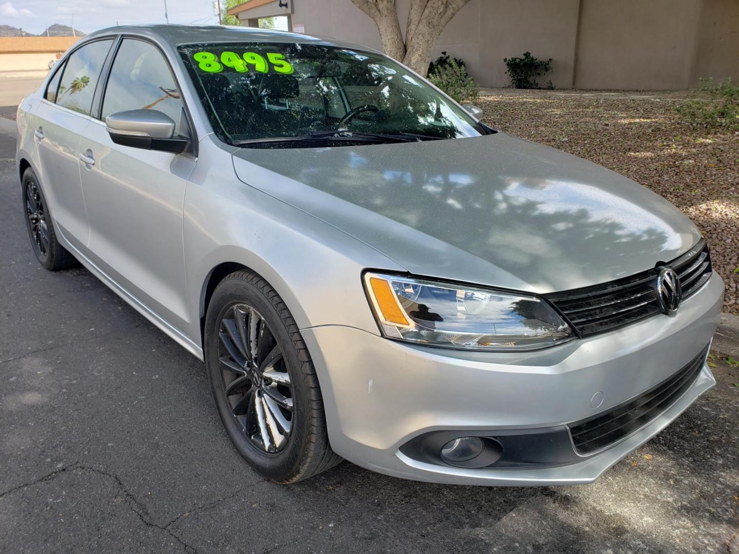 2012 silver /gray and black Volkswagen Jetta SEL (3VWLX7AJ4CM) with an 2.5L L5 DOHC 20V engine, 6-Speed Automatic transmission, located at 323 E Dunlap Ave., Phoenix, AZ, 85020, (602) 331-9000, 33.567677, -112.069000 - 2012 Volkswagen Jetta SEL,......A True Must See!! No accidents, Ice Cold AC, The car is gorgeous inside and out, power windows, power door locks, Gorgeous tinted sunroof, Stereo/Cd Player, Navigation, Phone sync, Bluetooth, Satellite radio compatible, Clean Black and gray Interior with beautiful Bl - Photo#2