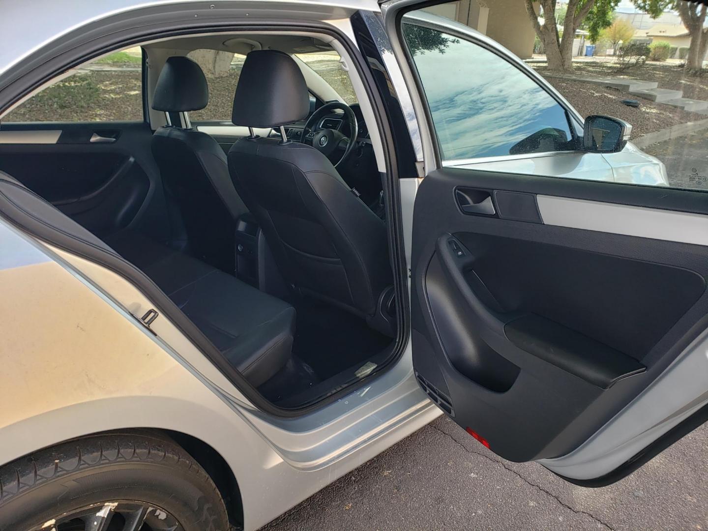 2012 silver /gray and black Volkswagen Jetta SEL (3VWLX7AJ4CM) with an 2.5L L5 DOHC 20V engine, 6-Speed Automatic transmission, located at 323 E Dunlap Ave., Phoenix, AZ, 85020, (602) 331-9000, 33.567677, -112.069000 - Photo#14