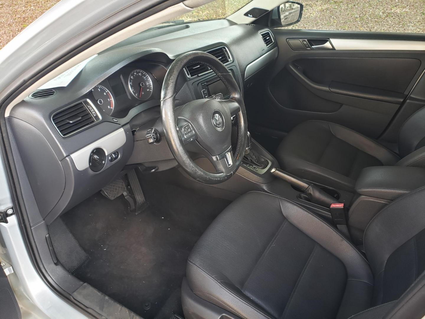 2012 silver /gray and black Volkswagen Jetta SEL (3VWLX7AJ4CM) with an 2.5L L5 DOHC 20V engine, 6-Speed Automatic transmission, located at 323 E Dunlap Ave., Phoenix, AZ, 85020, (602) 331-9000, 33.567677, -112.069000 - Photo#9