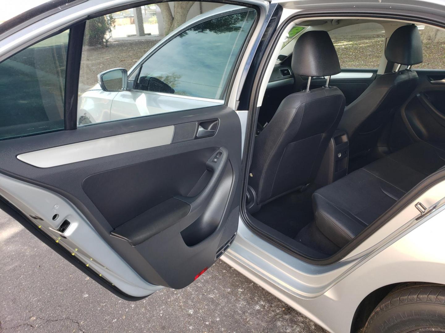 2012 silver /gray and black Volkswagen Jetta SEL (3VWLX7AJ4CM) with an 2.5L L5 DOHC 20V engine, 6-Speed Automatic transmission, located at 323 E Dunlap Ave., Phoenix, AZ, 85020, (602) 331-9000, 33.567677, -112.069000 - 2012 Volkswagen Jetta SEL,......A True Must See!! No accidents, Ice Cold AC, The car is gorgeous inside and out, power windows, power door locks, Gorgeous tinted sunroof, Stereo/Cd Player, Navigation, Phone sync, Bluetooth, Satellite radio compatible, Clean Black and gray Interior with beautiful Bl - Photo#10