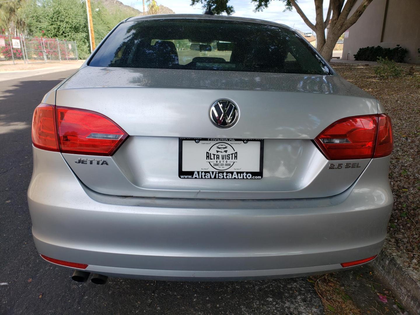 2012 silver /gray and black Volkswagen Jetta SEL (3VWLX7AJ4CM) with an 2.5L L5 DOHC 20V engine, 6-Speed Automatic transmission, located at 323 E Dunlap Ave., Phoenix, AZ, 85020, (602) 331-9000, 33.567677, -112.069000 - 2012 Volkswagen Jetta SEL,......A True Must See!! No accidents, Ice Cold AC, The car is gorgeous inside and out, power windows, power door locks, Gorgeous tinted sunroof, Stereo/Cd Player, Navigation, Phone sync, Bluetooth, Satellite radio compatible, Clean Black and gray Interior with beautiful Bl - Photo#7