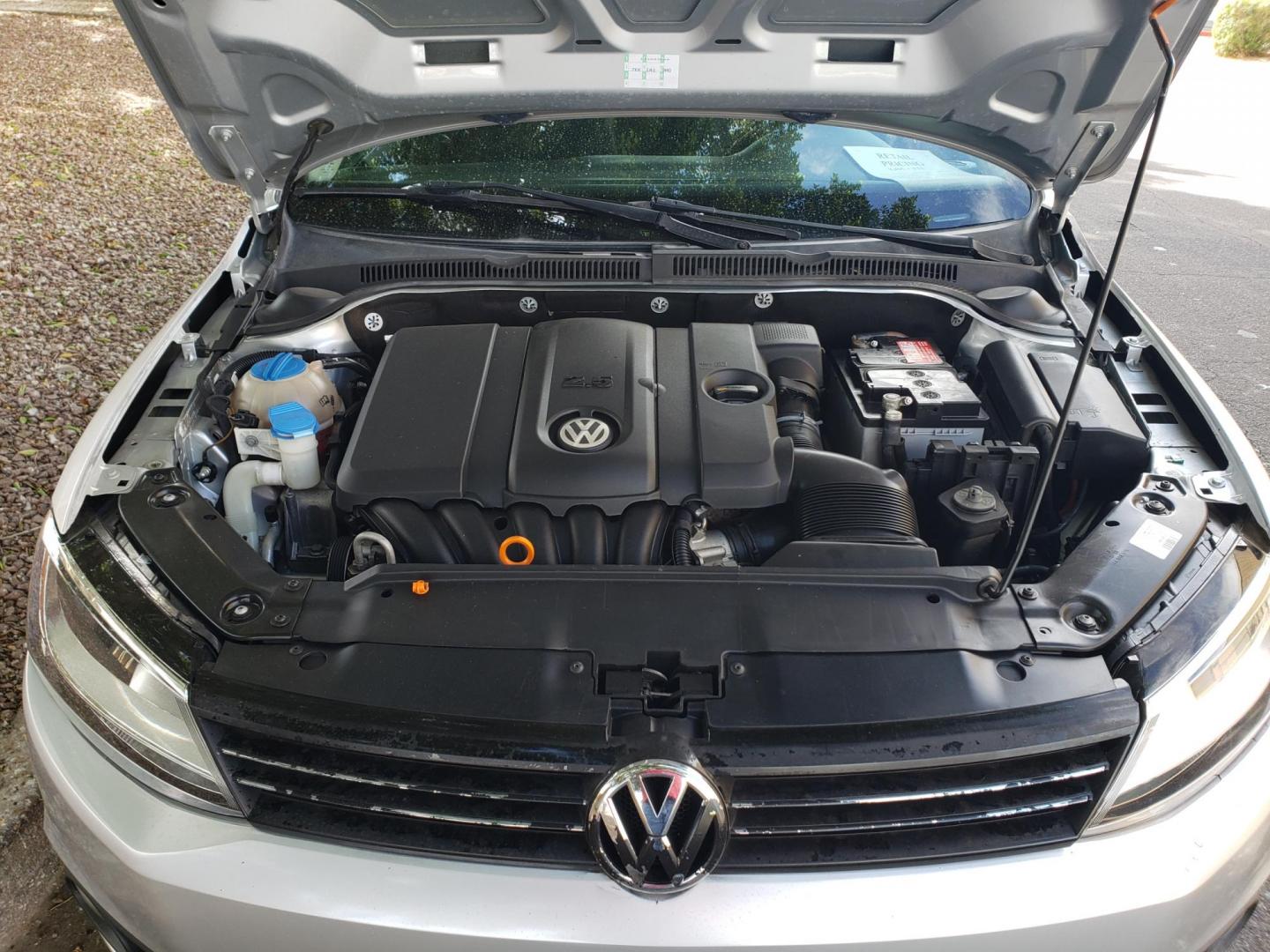 2012 silver /gray and black Volkswagen Jetta SEL (3VWLX7AJ4CM) with an 2.5L L5 DOHC 20V engine, 6-Speed Automatic transmission, located at 323 E Dunlap Ave., Phoenix, AZ, 85020, (602) 331-9000, 33.567677, -112.069000 - 2012 Volkswagen Jetta SEL,......A True Must See!! No accidents, Ice Cold AC, The car is gorgeous inside and out, power windows, power door locks, Gorgeous tinted sunroof, Stereo/Cd Player, Navigation, Phone sync, Bluetooth, Satellite radio compatible, Clean Black and gray Interior with beautiful Bl - Photo#18