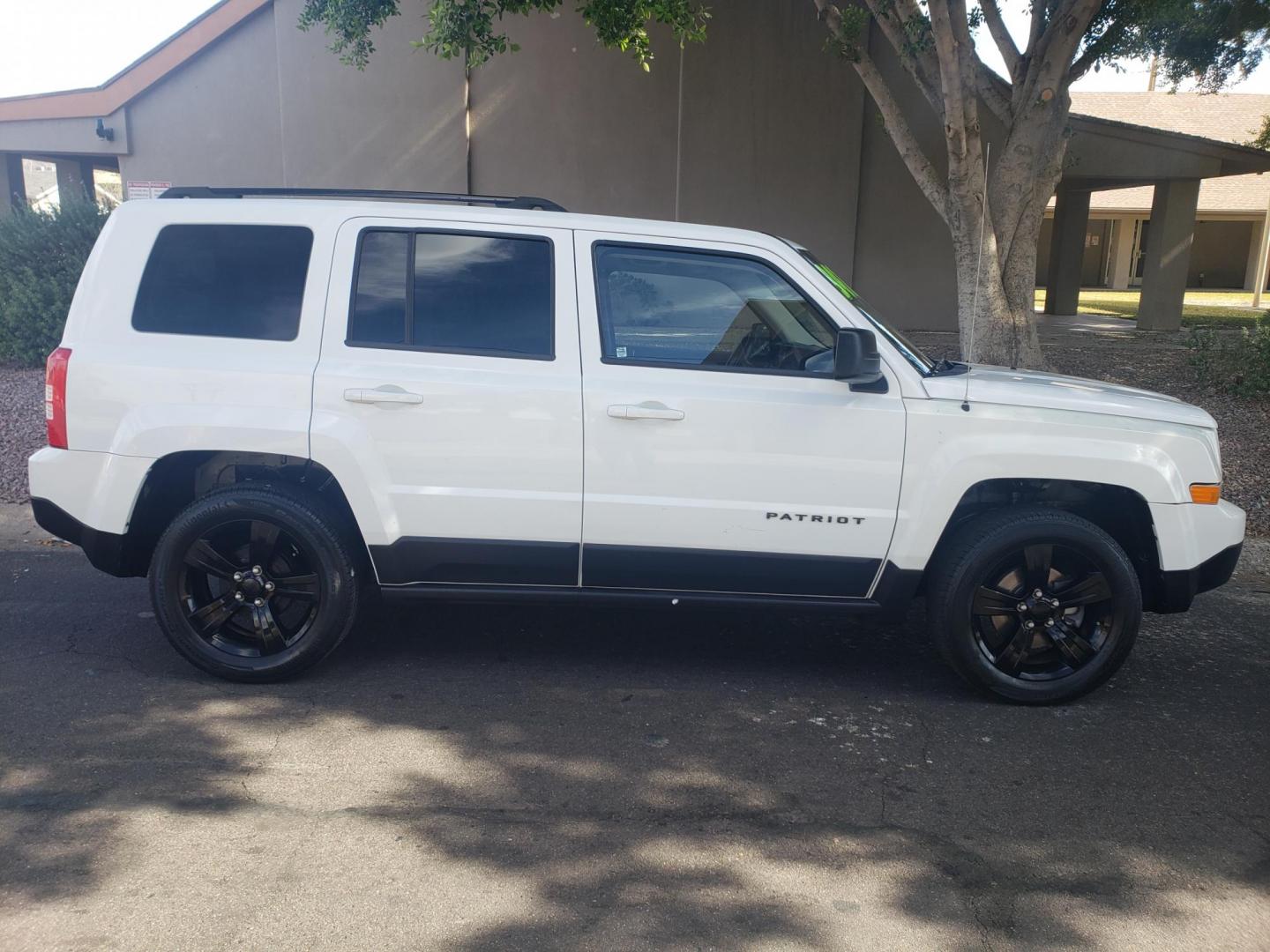 2015 WHITE /gray and black Jeep Patriot Sport 2WD (1C4NJPBA8FD) with an 2.0L L4 DOHC 16V engine, automatic transmission, located at 323 E Dunlap Ave., Phoenix, AZ, 85020, (602) 331-9000, 33.567677, -112.069000 - 2015 Jeep Patriot Sport 2WD,…….Ice Cold A/C, Clean gray and black interior with black cloth seats in good condition, New brakes, Tune up, Stereo/CD Player, Bluetooth, Phone sync, Satellite compatible, This SUV is gorgeous inside and out, Incredible gas mileage! Arizona title , Runs and Drives Ex - Photo#3