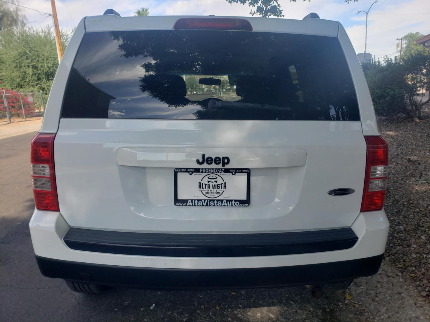 2015 WHITE /gray and black Jeep Patriot Sport 2WD (1C4NJPBA8FD) with an 2.0L L4 DOHC 16V engine, automatic transmission, located at 323 E Dunlap Ave., Phoenix, AZ, 85020, (602) 331-9000, 33.567677, -112.069000 - 2015 Jeep Patriot Sport 2WD,…….Ice Cold A/C, Clean gray and black interior with black cloth seats in good condition, New brakes, Tune up, Stereo/CD Player, Bluetooth, Phone sync, Satellite compatible, This SUV is gorgeous inside and out, Incredible gas mileage! Arizona title , Runs and Drives Ex - Photo#5