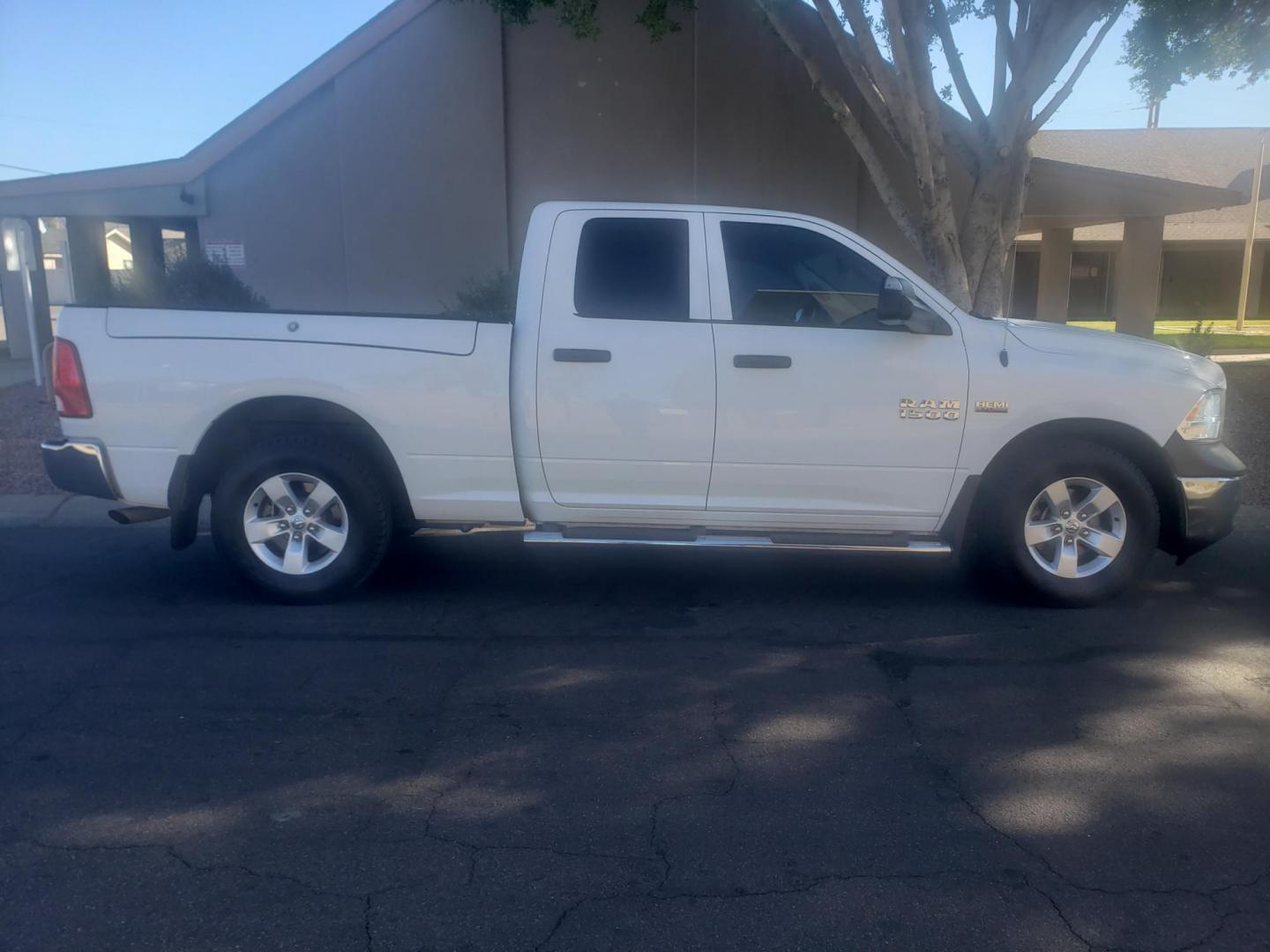 2016 WHITE /gray and black RAM 1500 Tradesman Quad Cab 2WD (1C6RR6FT4GS) with an 5.7L V8 OHV 16V engine, 6A transmission, located at 323 E Dunlap Ave., Phoenix, AZ, 85020, (602) 331-9000, 33.567677, -112.069000 - 2016 RAM 1500 Tradesman Quad Cab 2WD,.......EXCELLENT condition,........ Ice Cold A/C, Clean black and gray interior with gray cloth seats in near perfect condition, New brakes, Tune up, Stereo/CD Player, Bluetooth, Phone sync, satellite compatible, Ram bed boxs on each side, This SUV is gorgeous in - Photo#4