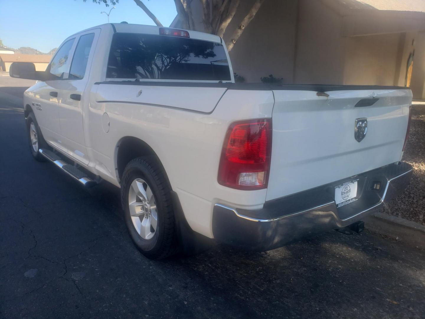 2016 WHITE /gray and black RAM 1500 Tradesman Quad Cab 2WD (1C6RR6FT4GS) with an 5.7L V8 OHV 16V engine, 6A transmission, located at 323 E Dunlap Ave., Phoenix, AZ, 85020, (602) 331-9000, 33.567677, -112.069000 - 2016 RAM 1500 Tradesman Quad Cab 2WD,.......EXCELLENT condition,........ Ice Cold A/C, Clean black and gray interior with gray cloth seats in near perfect condition, New brakes, Tune up, Stereo/CD Player, Bluetooth, Phone sync, satellite compatible, Ram bed boxs on each side, This SUV is gorgeous in - Photo#6