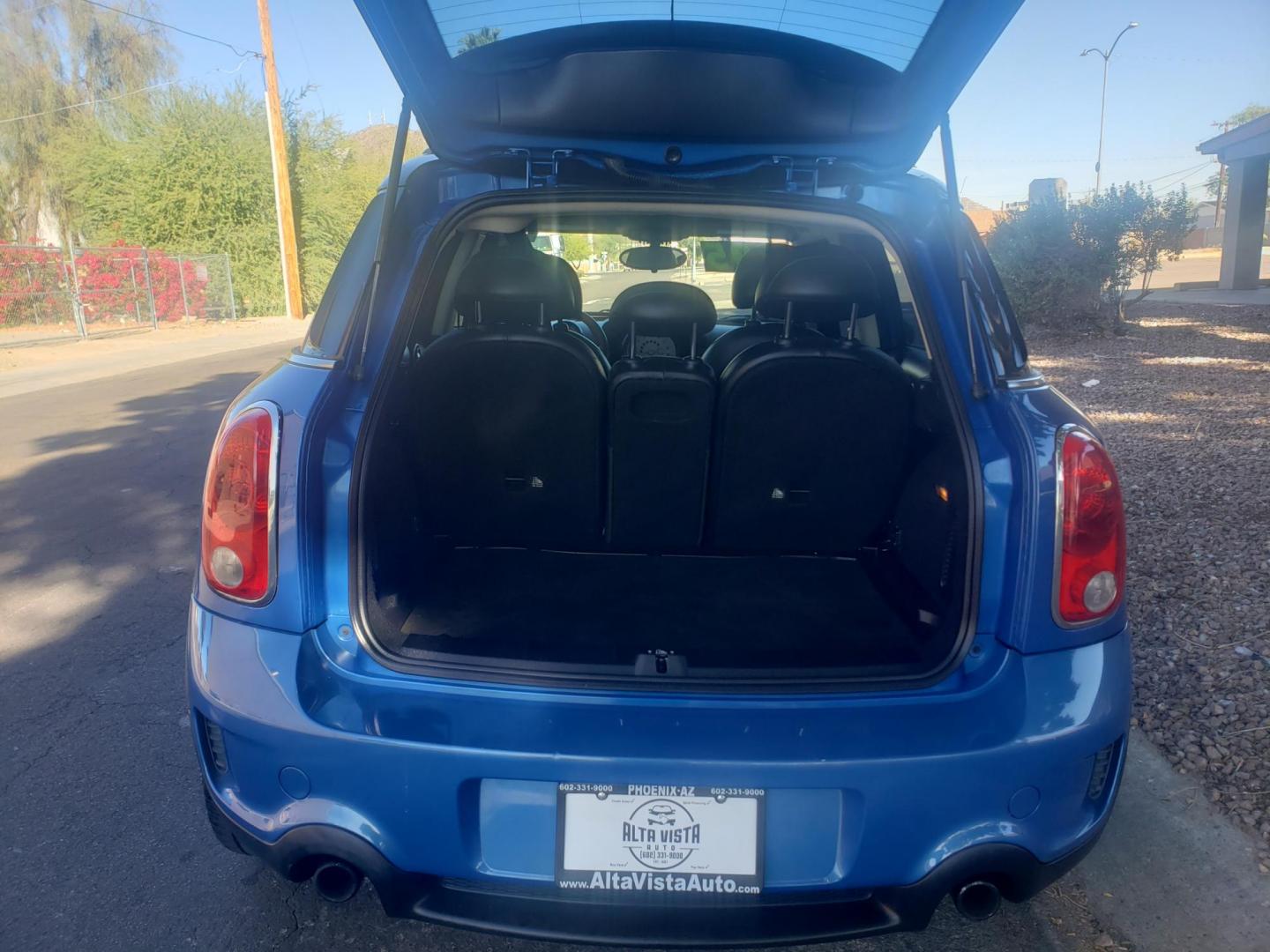 2013 BLUE /gray and black Mini Countryman S ALL4 (WMWZC5C55DW) with an 1.6L L4 DOHC 16V TURBO engine, manuel transmission, located at 323 E Dunlap Ave., Phoenix, AZ, 85020, (602) 331-9000, 33.567677, -112.069000 - Photo#16