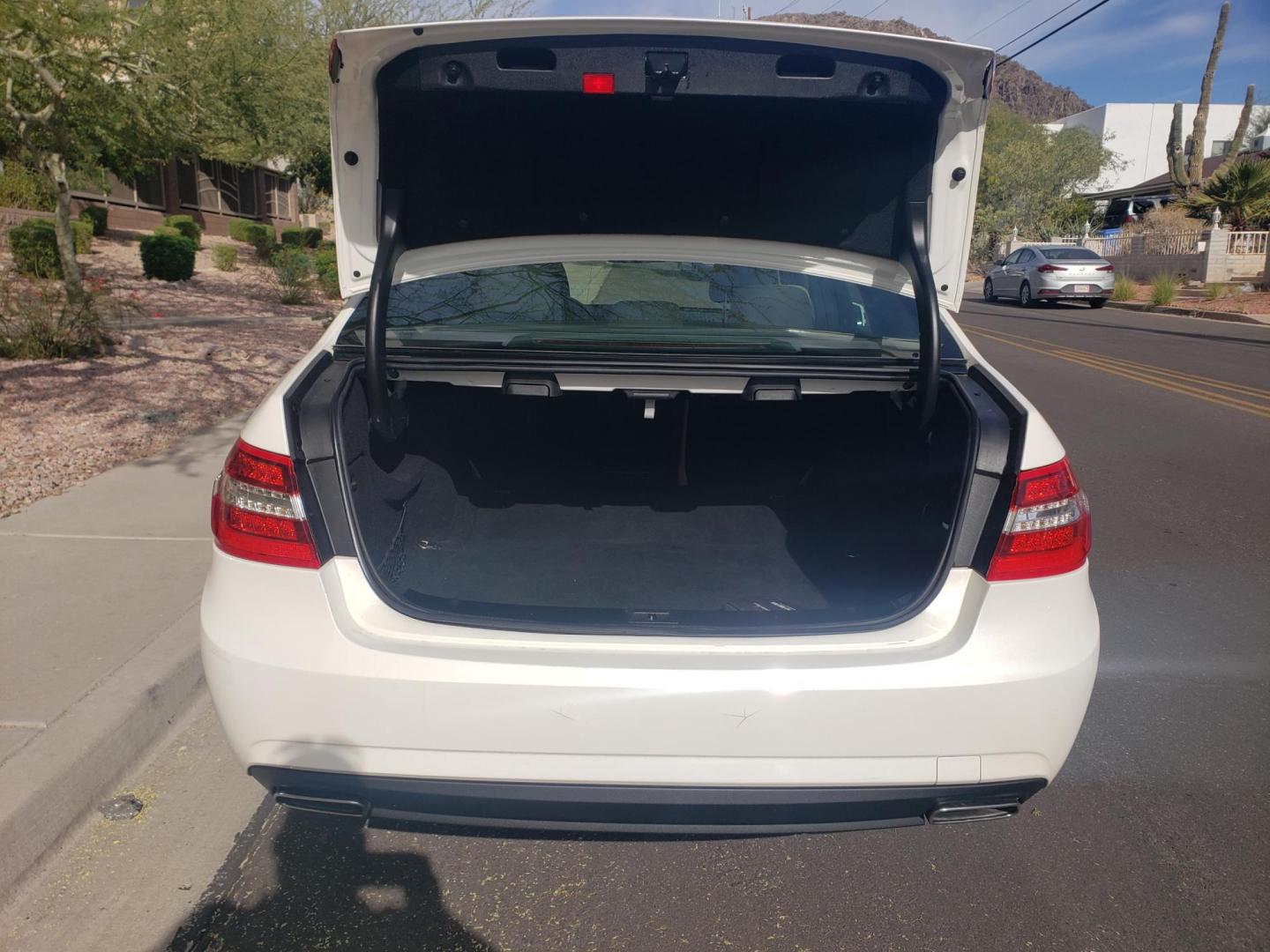 2012 WHITE /Tan and black Mercedes-Benz E-Class E350 Sedan (WDDHF5KB3CA) with an 3.5L V6 DOHC 24V engine, 7-Speed Automatic transmission, located at 323 E Dunlap Ave., Phoenix, AZ, 85020, (602) 331-9000, 33.567677, -112.069000 - Photo#18