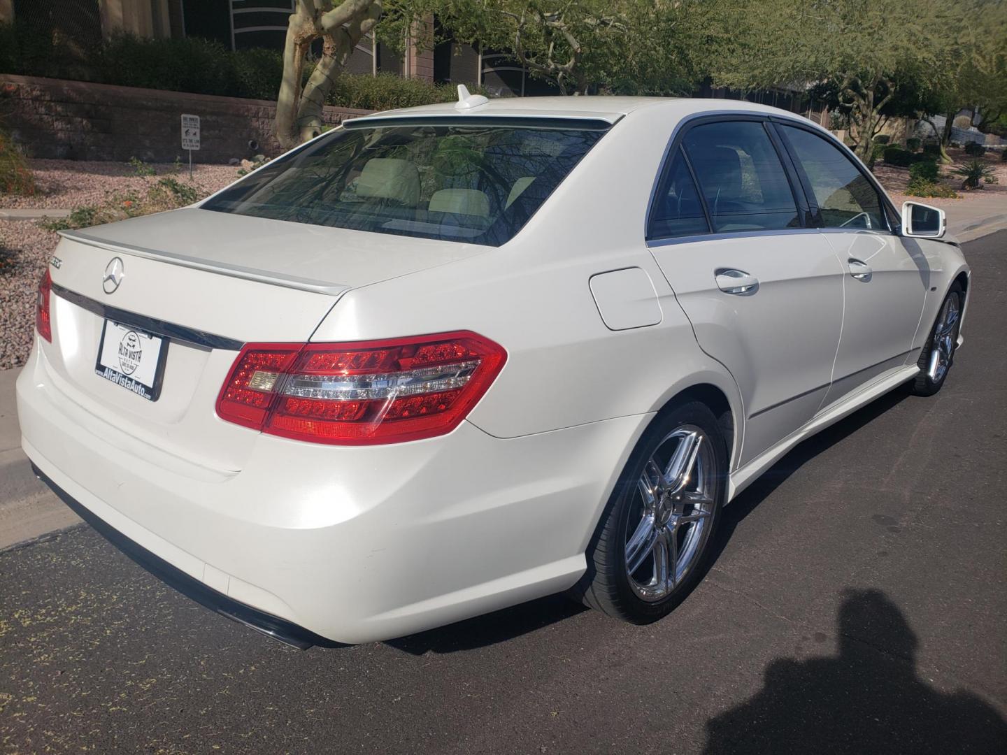 2012 WHITE /Tan and black Mercedes-Benz E-Class E350 Sedan (WDDHF5KB3CA) with an 3.5L V6 DOHC 24V engine, 7-Speed Automatic transmission, located at 323 E Dunlap Ave., Phoenix, AZ, 85020, (602) 331-9000, 33.567677, -112.069000 - Photo#3