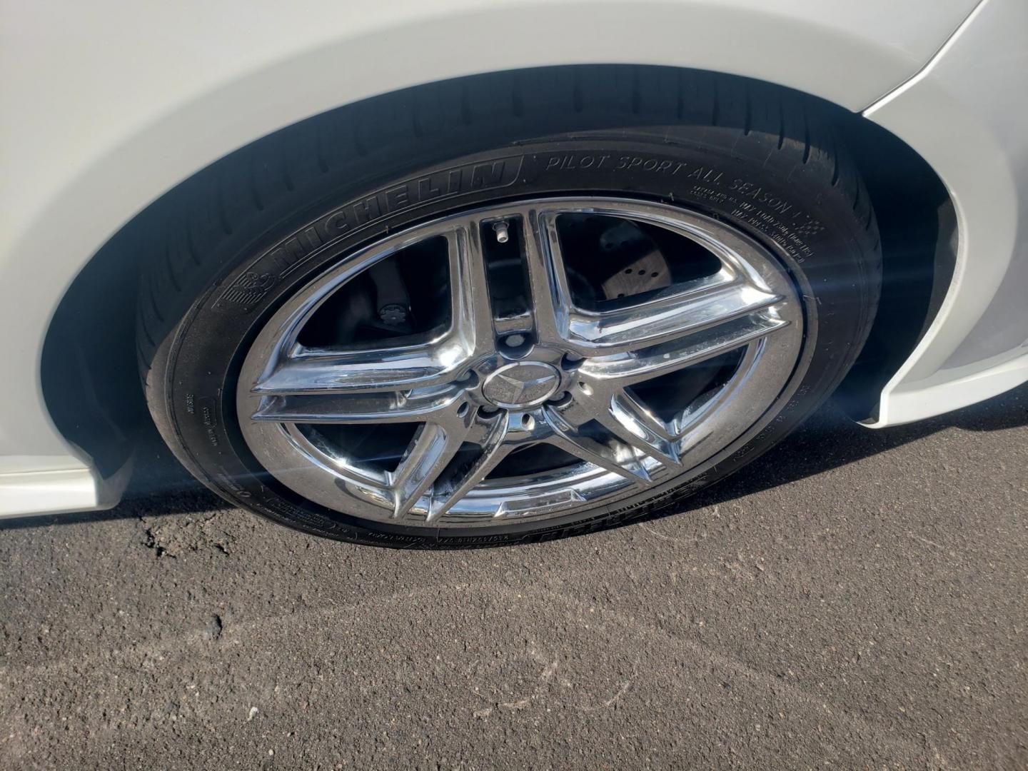 2012 WHITE /Tan and black Mercedes-Benz E-Class E350 Sedan (WDDHF5KB3CA) with an 3.5L V6 DOHC 24V engine, 7-Speed Automatic transmission, located at 323 E Dunlap Ave., Phoenix, AZ, 85020, (602) 331-9000, 33.567677, -112.069000 - Photo#20