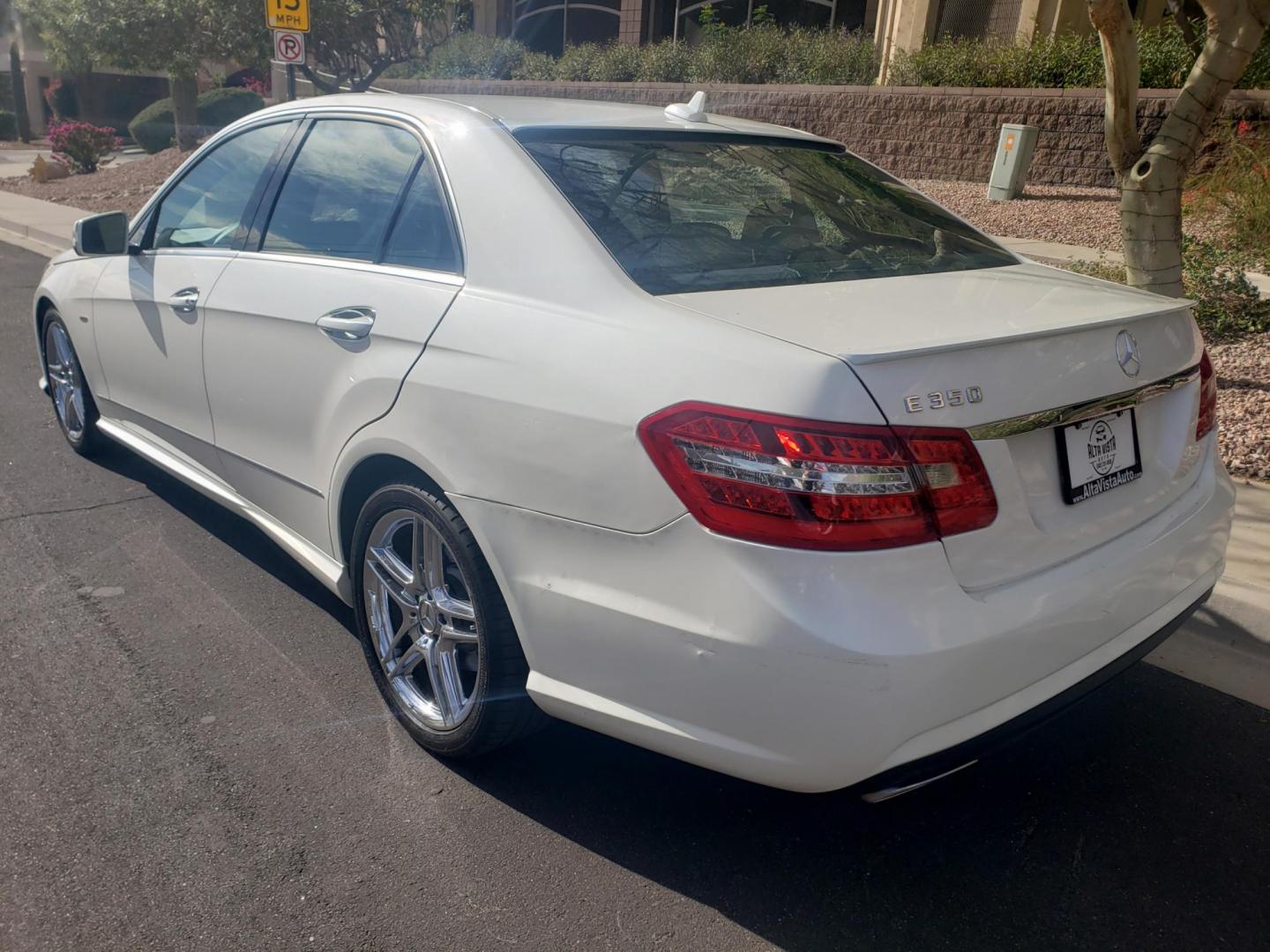 2012 WHITE /Tan and black Mercedes-Benz E-Class E350 Sedan (WDDHF5KB3CA) with an 3.5L V6 DOHC 24V engine, 7-Speed Automatic transmission, located at 323 E Dunlap Ave., Phoenix, AZ, 85020, (602) 331-9000, 33.567677, -112.069000 - Photo#5