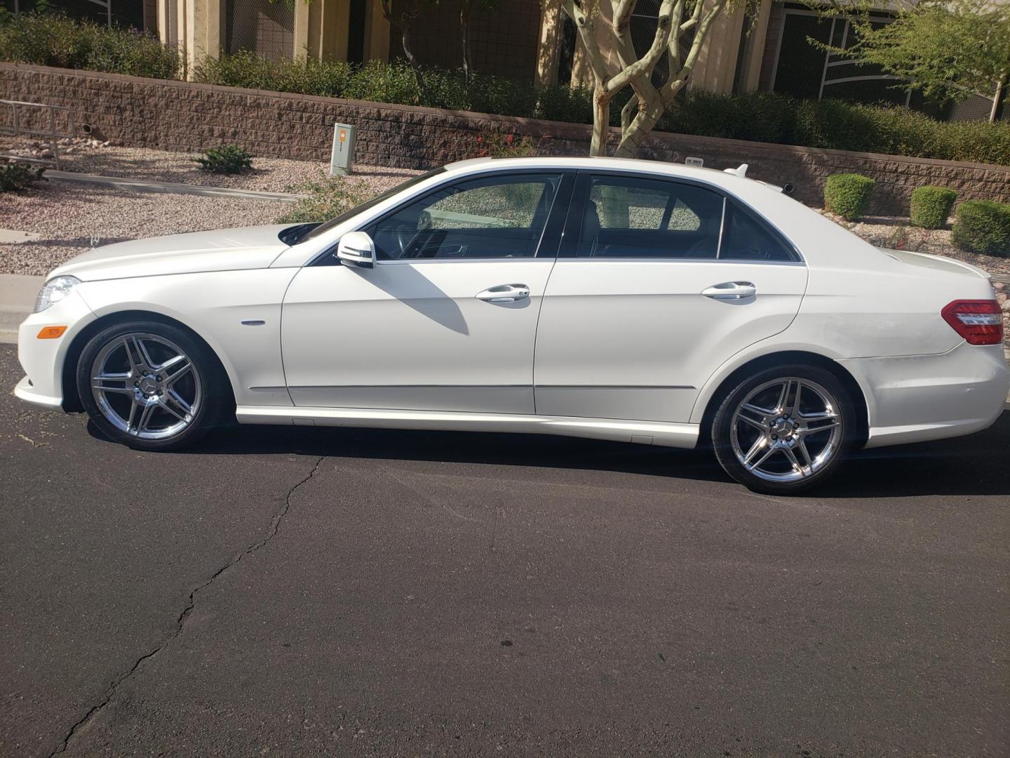 2012 WHITE /Tan and black Mercedes-Benz E-Class E350 Sedan (WDDHF5KB3CA) with an 3.5L V6 DOHC 24V engine, 7-Speed Automatic transmission, located at 323 E Dunlap Ave., Phoenix, AZ, 85020, (602) 331-9000, 33.567677, -112.069000 - Photo#6