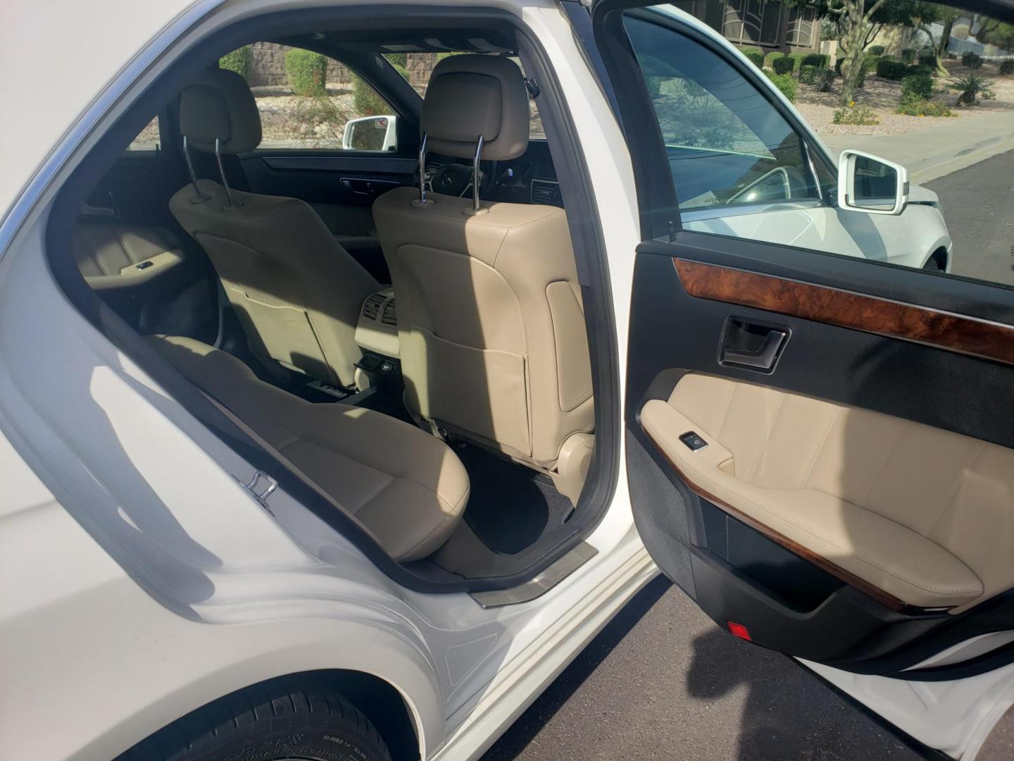 2012 WHITE /Tan and black Mercedes-Benz E-Class E350 Sedan (WDDHF5KB3CA) with an 3.5L V6 DOHC 24V engine, 7-Speed Automatic transmission, located at 323 E Dunlap Ave., Phoenix, AZ, 85020, (602) 331-9000, 33.567677, -112.069000 - Photo#14