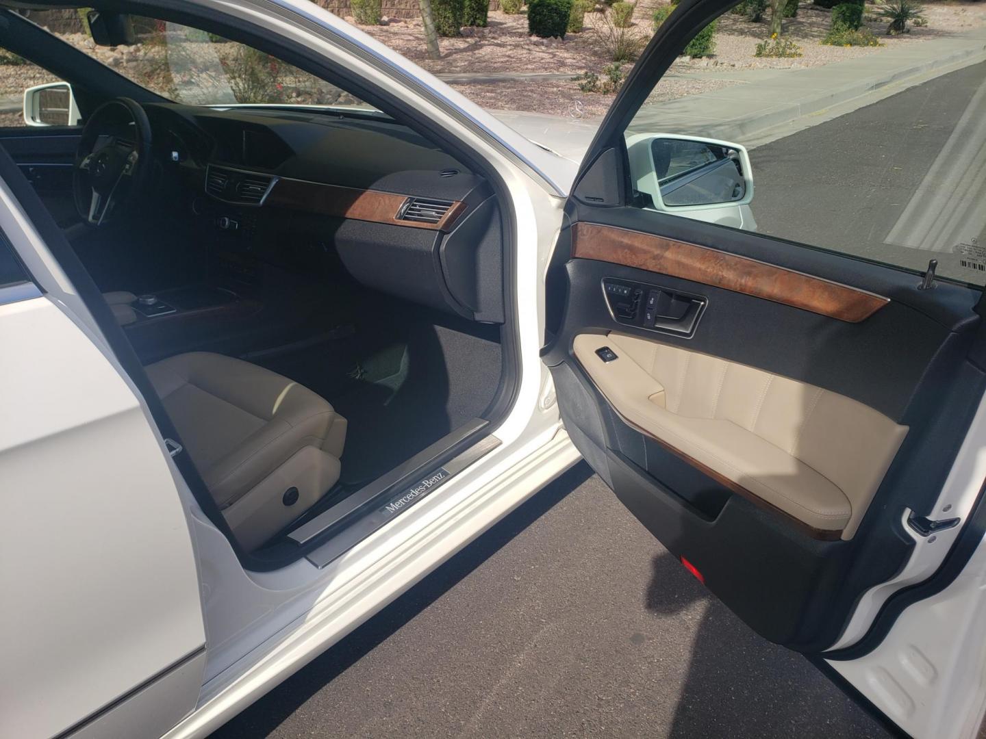 2012 WHITE /Tan and black Mercedes-Benz E-Class E350 Sedan (WDDHF5KB3CA) with an 3.5L V6 DOHC 24V engine, 7-Speed Automatic transmission, located at 323 E Dunlap Ave., Phoenix, AZ, 85020, (602) 331-9000, 33.567677, -112.069000 - Photo#12