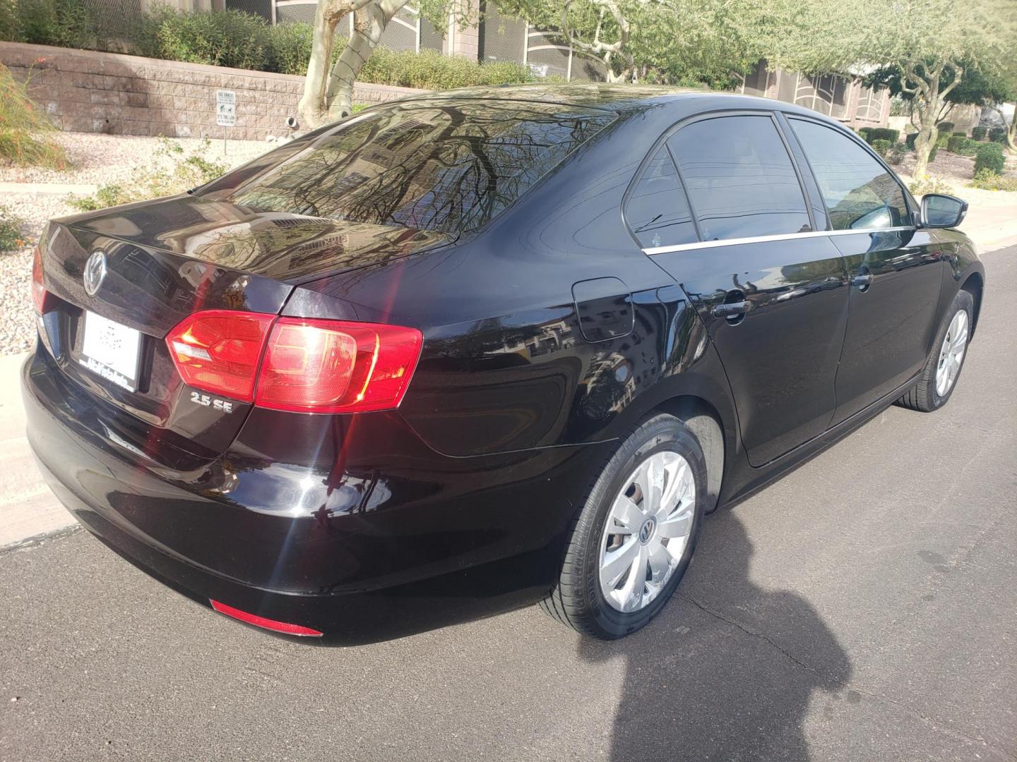 2013 black /gray and black Volkswagen Jetta SE (3VWDX7AJ3DM) with an 2.5L L5 DOHC 20V engine, 6-Speed Automatic transmission, located at 323 E Dunlap Ave., Phoenix, AZ, 85020, (602) 331-9000, 33.567677, -112.069000 - Photo#3