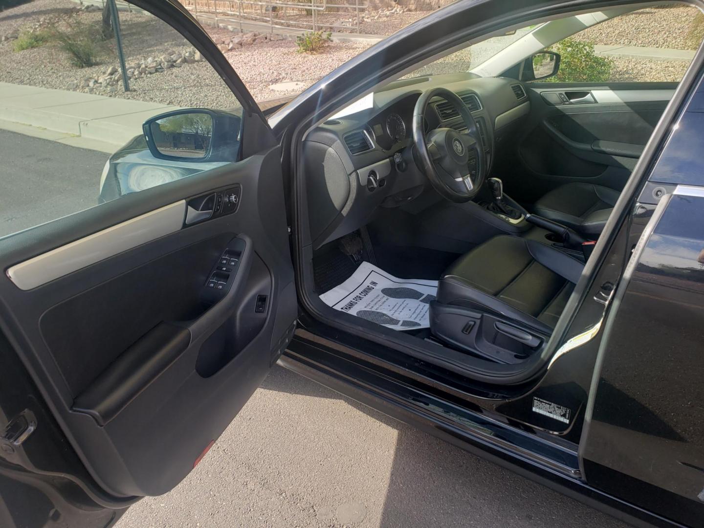 2013 black /gray and black Volkswagen Jetta SE (3VWDX7AJ3DM) with an 2.5L L5 DOHC 20V engine, 6-Speed Automatic transmission, located at 323 E Dunlap Ave., Phoenix, AZ, 85020, (602) 331-9000, 33.567677, -112.069000 - Photo#8