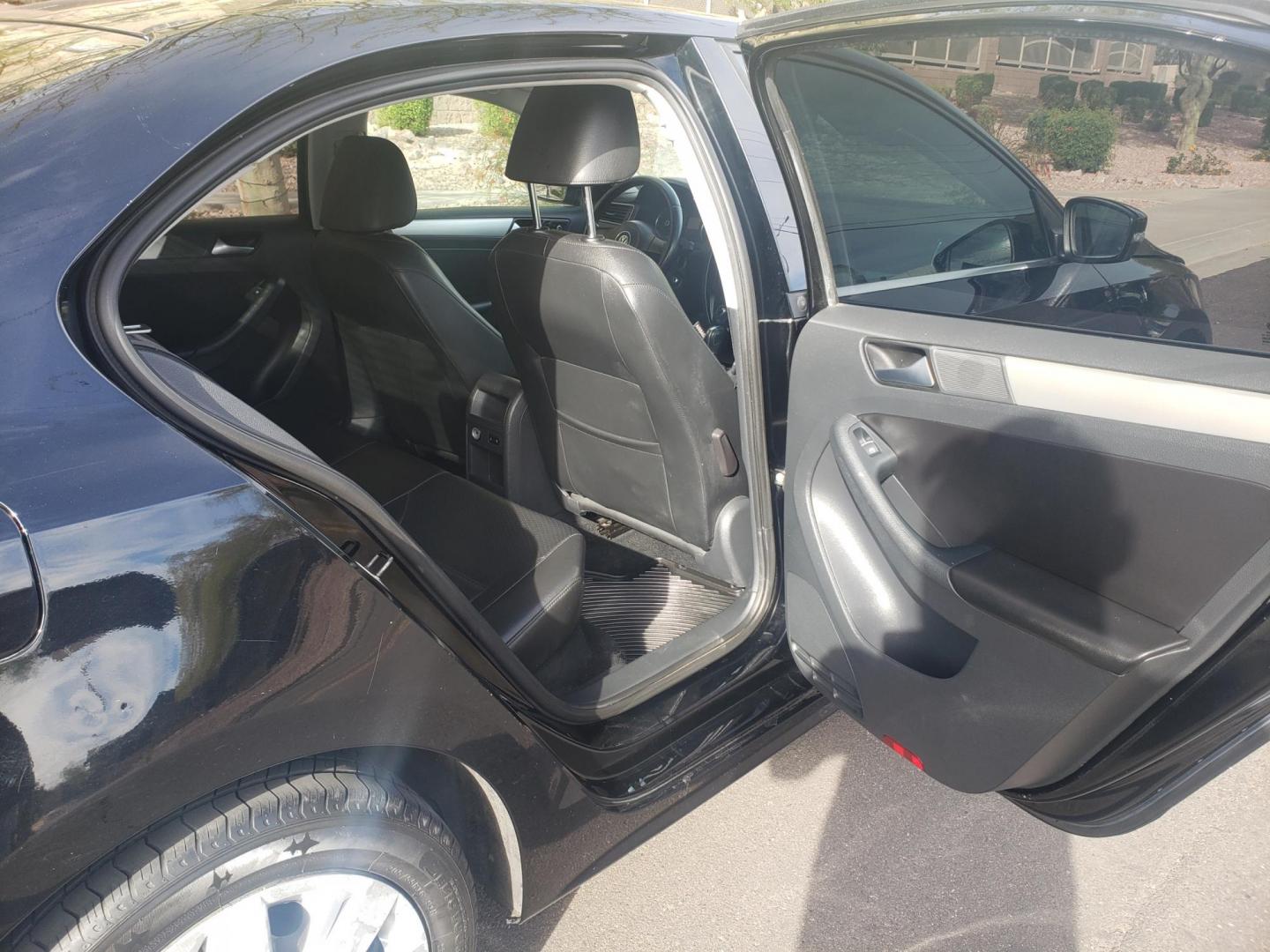 2013 black /gray and black Volkswagen Jetta SE (3VWDX7AJ3DM) with an 2.5L L5 DOHC 20V engine, 6-Speed Automatic transmission, located at 323 E Dunlap Ave., Phoenix, AZ, 85020, (602) 331-9000, 33.567677, -112.069000 - Photo#14