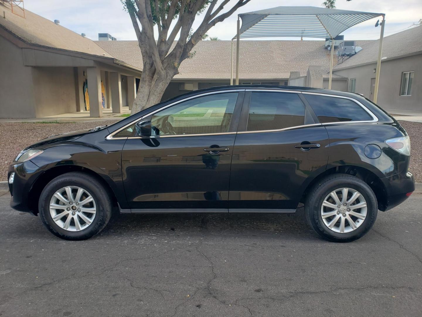 2012 black /gray and black Mazda CX-7 i Sport (JM3ER2BM9C0) with an 2.5L L4 DOHC 16V engine, 5-Speed Automatic transmission, located at 323 E Dunlap Ave., Phoenix, AZ, 85020, (602) 331-9000, 33.567677, -112.069000 - 2012 Mazda CX-7 i Sport,…….Ice Cold A/C, Clean gray and black interior with black cloth seats in good condition, New brakes, Tune up, Stereo/CD Player, Bluetooth, Phone sync, Satellite compatible, This SUV is gorgeous inside and out, Incredible gas mileage! Arizona title , Runs and Drives Excel - Photo#6