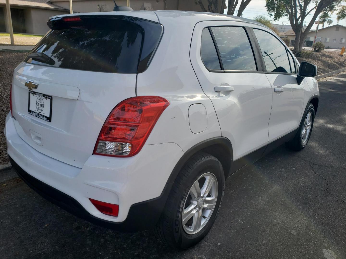 2019 WHITE /gray and black Chevrolet Trax LS FWD (3GNCJKSB0KL) with an 1.4L L4 DOHC 16V engine, 6A transmission, located at 323 E Dunlap Ave., Phoenix, AZ, 85020, (602) 331-9000, 33.567677, -112.069000 - 2019 Chevrolet Trax LS FWD,……. EXCELLENT condition,…… A Real Must See!!.... No accidents, Power everything, Ice cold ac, gray and black interior with black cloth seats in near perfect condition, power windows, power door locks, stereo/cd player, phone sync, blue tooth, clean Arizona title, R - Photo#3