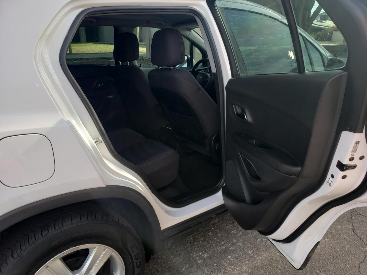 2019 WHITE /gray and black Chevrolet Trax LS FWD (3GNCJKSB0KL) with an 1.4L L4 DOHC 16V engine, 6A transmission, located at 323 E Dunlap Ave., Phoenix, AZ, 85020, (602) 331-9000, 33.567677, -112.069000 - 2019 Chevrolet Trax LS FWD,……. EXCELLENT condition,…… A Real Must See!!.... No accidents, Power everything, Ice cold ac, gray and black interior with black cloth seats in near perfect condition, power windows, power door locks, stereo/cd player, phone sync, blue tooth, clean Arizona title, R - Photo#14