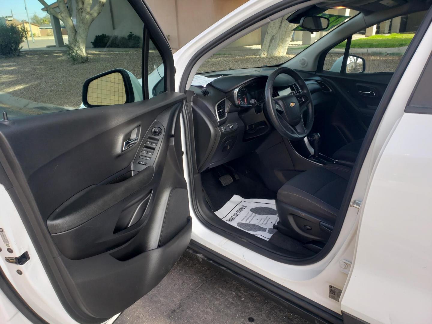 2019 WHITE /gray and black Chevrolet Trax LS FWD (3GNCJKSB0KL) with an 1.4L L4 DOHC 16V engine, 6A transmission, located at 323 E Dunlap Ave., Phoenix, AZ, 85020, (602) 331-9000, 33.567677, -112.069000 - 2019 Chevrolet Trax LS FWD,……. EXCELLENT condition,…… A Real Must See!!.... No accidents, Power everything, Ice cold ac, gray and black interior with black cloth seats in near perfect condition, power windows, power door locks, stereo/cd player, phone sync, blue tooth, clean Arizona title, R - Photo#8