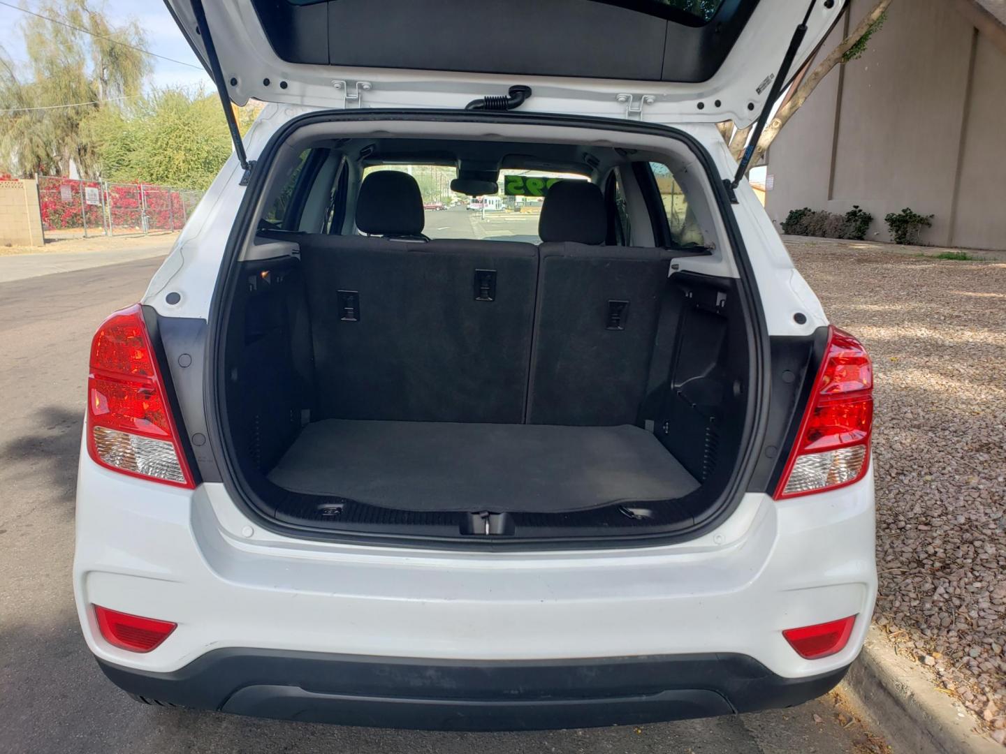 2019 WHITE /gray and black Chevrolet Trax LS FWD (3GNCJKSB0KL) with an 1.4L L4 DOHC 16V engine, 6A transmission, located at 323 E Dunlap Ave., Phoenix, AZ, 85020, (602) 331-9000, 33.567677, -112.069000 - 2019 Chevrolet Trax LS FWD,……. EXCELLENT condition,…… A Real Must See!!.... No accidents, Power everything, Ice cold ac, gray and black interior with black cloth seats in near perfect condition, power windows, power door locks, stereo/cd player, phone sync, blue tooth, clean Arizona title, R - Photo#16