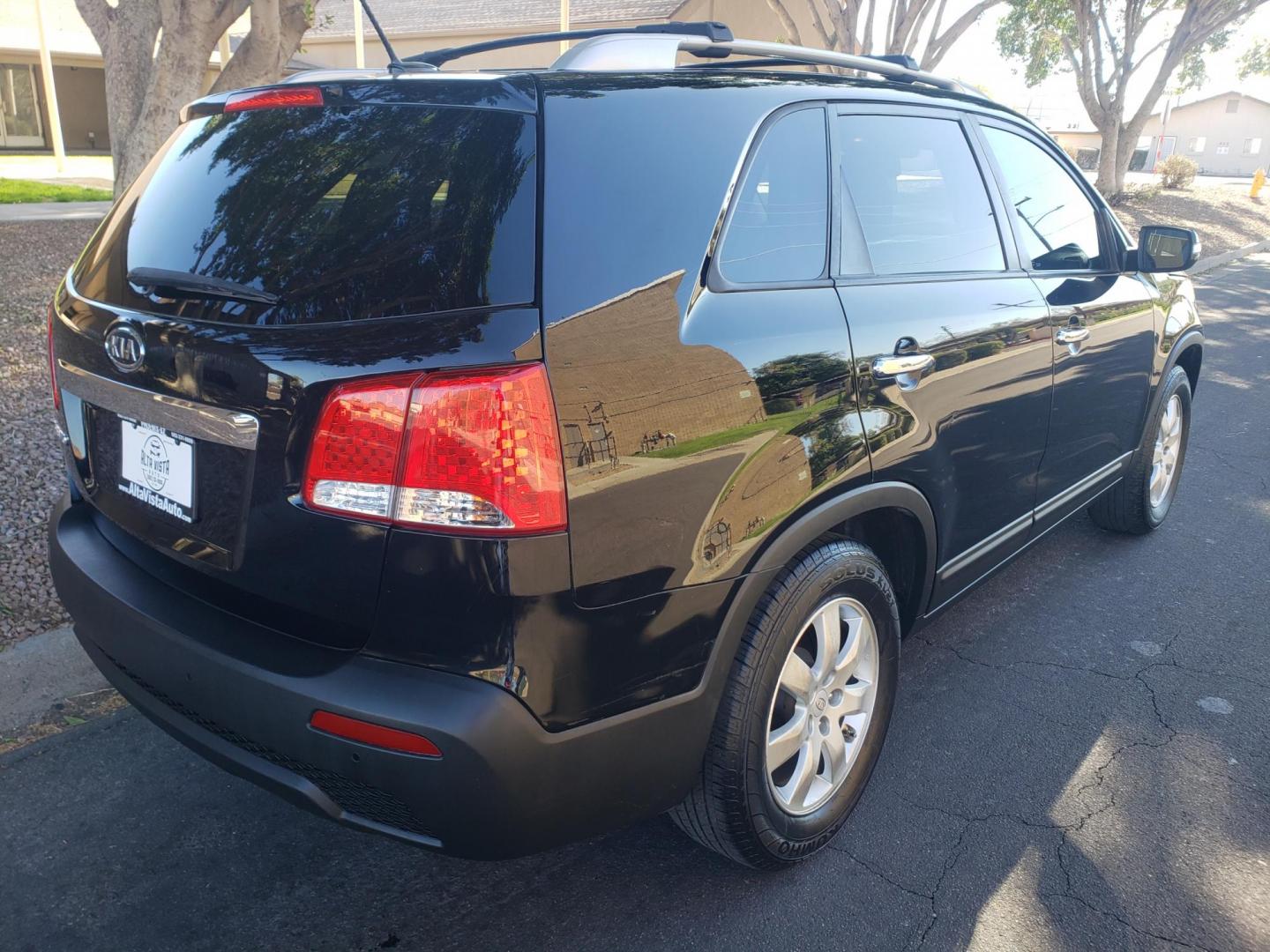 2012 black /gray and black Kia Sorento LX 2WD (5XYKT4A2XCG) with an 3.5L V6 DOHC 24V engine, 6-Speed Automatic transmission, located at 323 E Dunlap Ave., Phoenix, AZ, 85020, (602) 331-9000, 33.567677, -112.069000 - 2012 Kia Sorento LX 2WD,....EXCELLENT condition, .....OLNY 98K MILES!!!!.......... Ice Cold A/C, Black and gray interior with black cloth seats in near perfect condition, New brakes, Tune up, Stereo/CD Player, Bluetooth, Phone sync, backup camera, satellite compatible, MP3 Player, 3RD row seating, T - Photo#3