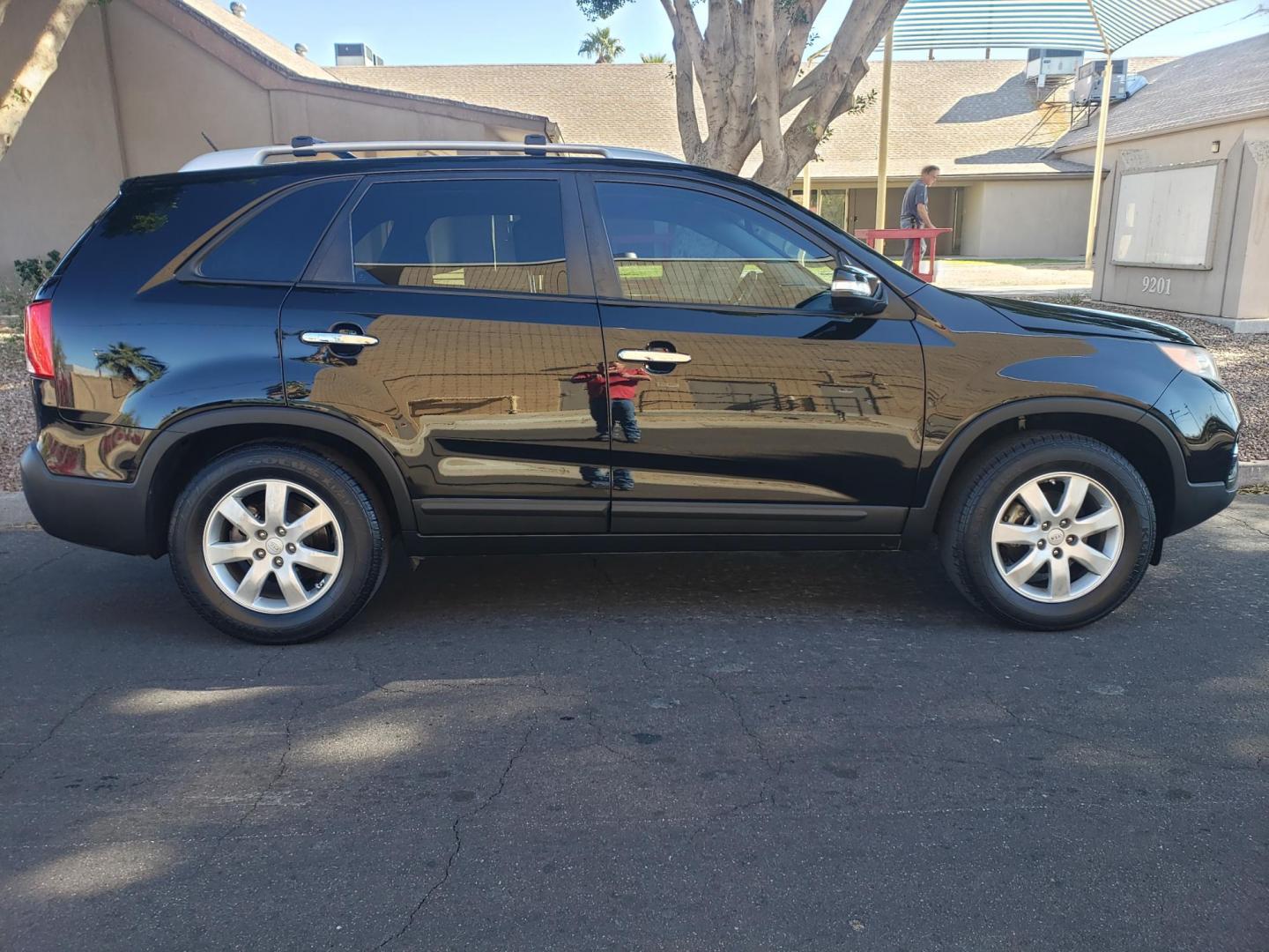 2012 black /gray and black Kia Sorento LX 2WD (5XYKT4A2XCG) with an 3.5L V6 DOHC 24V engine, 6-Speed Automatic transmission, located at 323 E Dunlap Ave., Phoenix, AZ, 85020, (602) 331-9000, 33.567677, -112.069000 - 2012 Kia Sorento LX 2WD,....EXCELLENT condition, .....OLNY 98K MILES!!!!.......... Ice Cold A/C, Black and gray interior with black cloth seats in near perfect condition, New brakes, Tune up, Stereo/CD Player, Bluetooth, Phone sync, backup camera, satellite compatible, MP3 Player, 3RD row seating, T - Photo#4