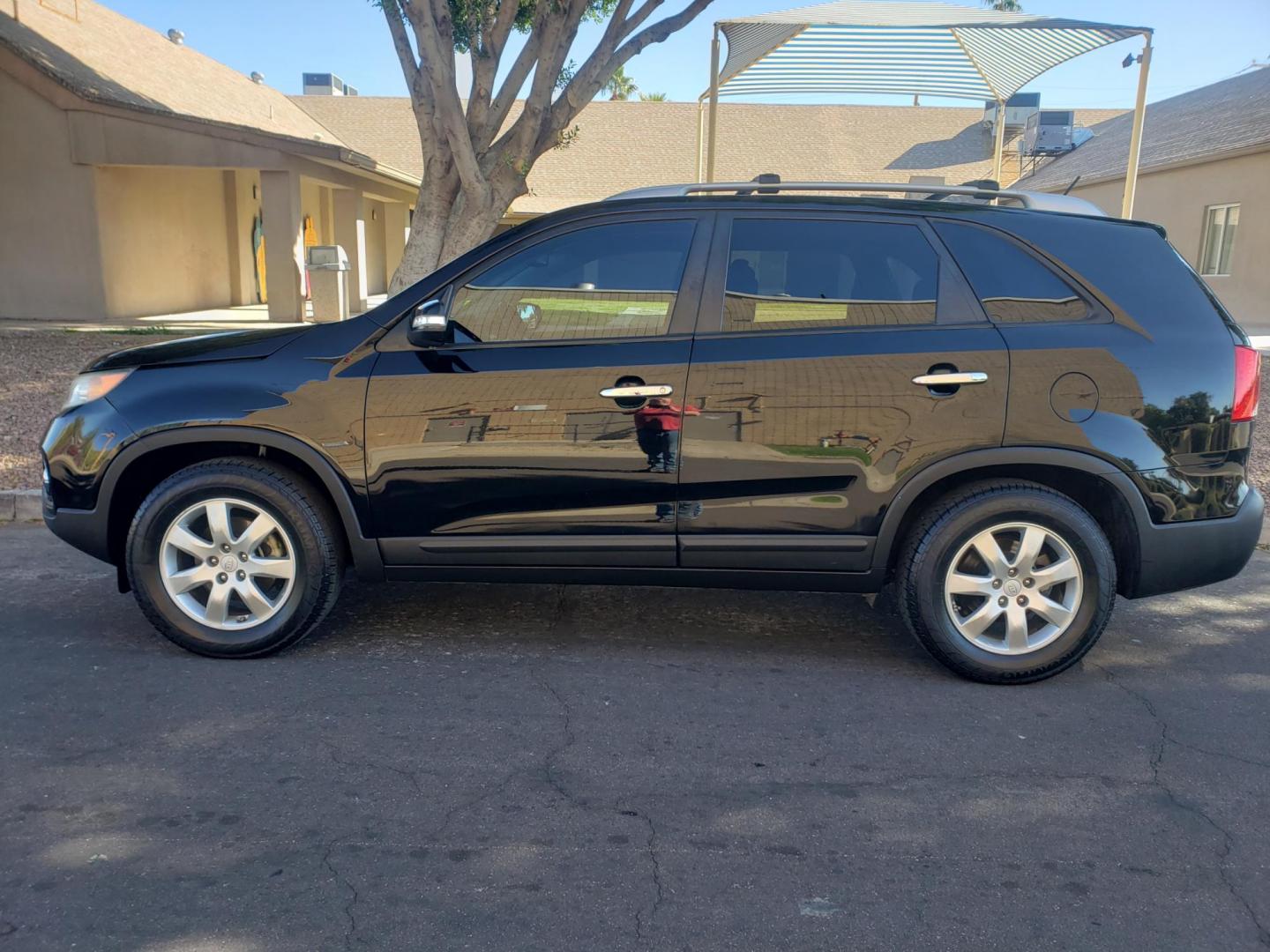 2012 black /gray and black Kia Sorento LX 2WD (5XYKT4A2XCG) with an 3.5L V6 DOHC 24V engine, 6-Speed Automatic transmission, located at 323 E Dunlap Ave., Phoenix, AZ, 85020, (602) 331-9000, 33.567677, -112.069000 - 2012 Kia Sorento LX 2WD,....EXCELLENT condition, .....OLNY 98K MILES!!!!.......... Ice Cold A/C, Black and gray interior with black cloth seats in near perfect condition, New brakes, Tune up, Stereo/CD Player, Bluetooth, Phone sync, backup camera, satellite compatible, MP3 Player, 3RD row seating, T - Photo#6