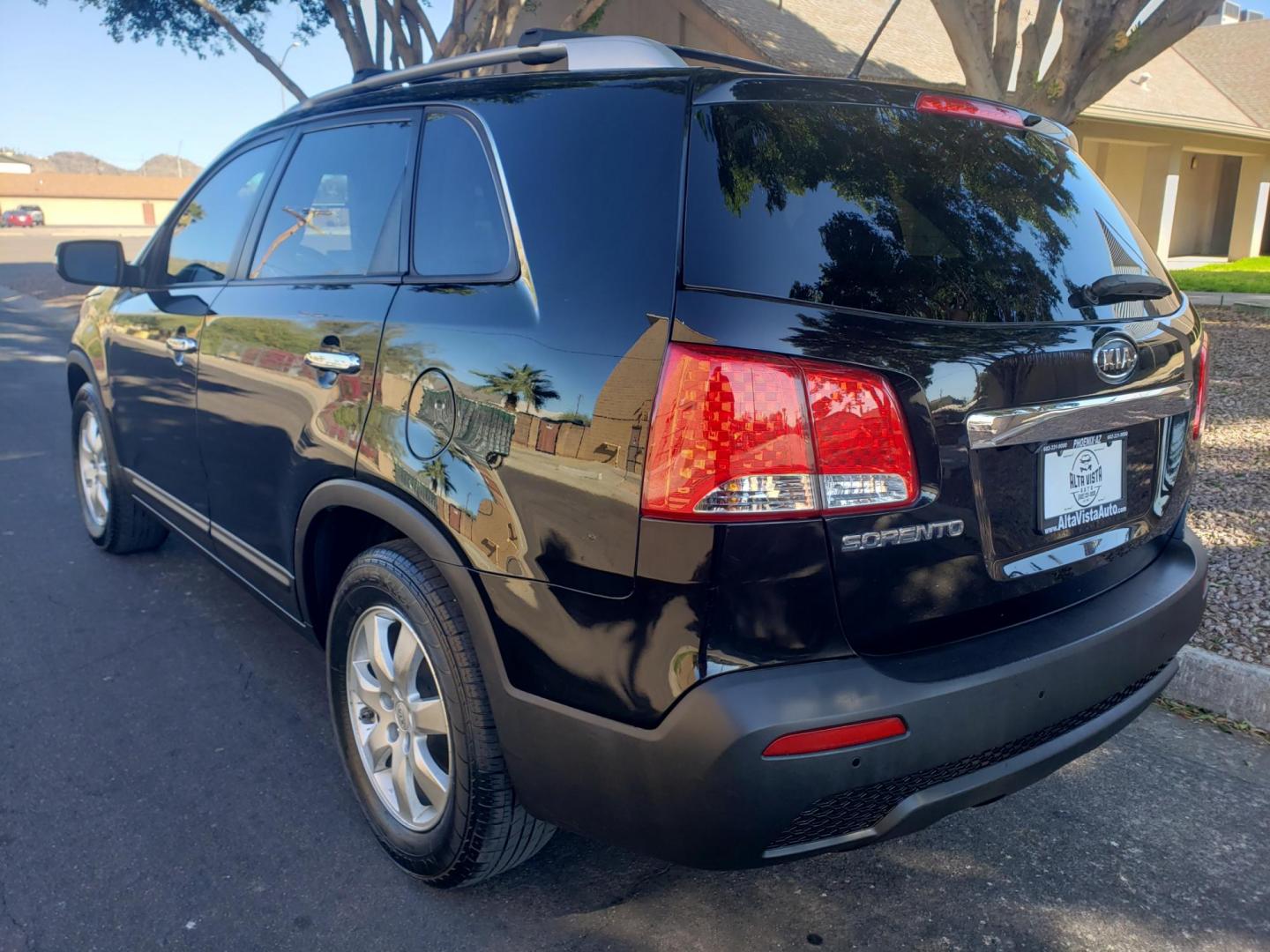 2012 black /gray and black Kia Sorento LX 2WD (5XYKT4A2XCG) with an 3.5L V6 DOHC 24V engine, 6-Speed Automatic transmission, located at 323 E Dunlap Ave., Phoenix, AZ, 85020, (602) 331-9000, 33.567677, -112.069000 - 2012 Kia Sorento LX 2WD,....EXCELLENT condition, .....OLNY 98K MILES!!!!.......... Ice Cold A/C, Black and gray interior with black cloth seats in near perfect condition, New brakes, Tune up, Stereo/CD Player, Bluetooth, Phone sync, backup camera, satellite compatible, MP3 Player, 3RD row seating, T - Photo#5