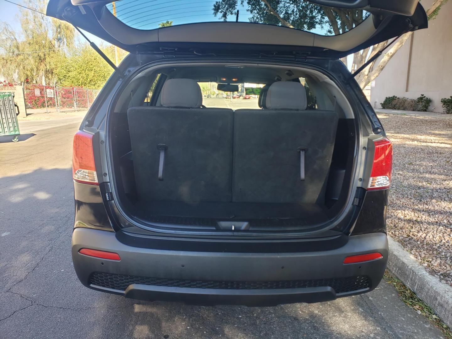 2012 black /gray and black Kia Sorento LX 2WD (5XYKT4A2XCG) with an 3.5L V6 DOHC 24V engine, 6-Speed Automatic transmission, located at 323 E Dunlap Ave., Phoenix, AZ, 85020, (602) 331-9000, 33.567677, -112.069000 - 2012 Kia Sorento LX 2WD,....EXCELLENT condition, .....OLNY 98K MILES!!!!.......... Ice Cold A/C, Black and gray interior with black cloth seats in near perfect condition, New brakes, Tune up, Stereo/CD Player, Bluetooth, Phone sync, backup camera, satellite compatible, MP3 Player, 3RD row seating, T - Photo#18