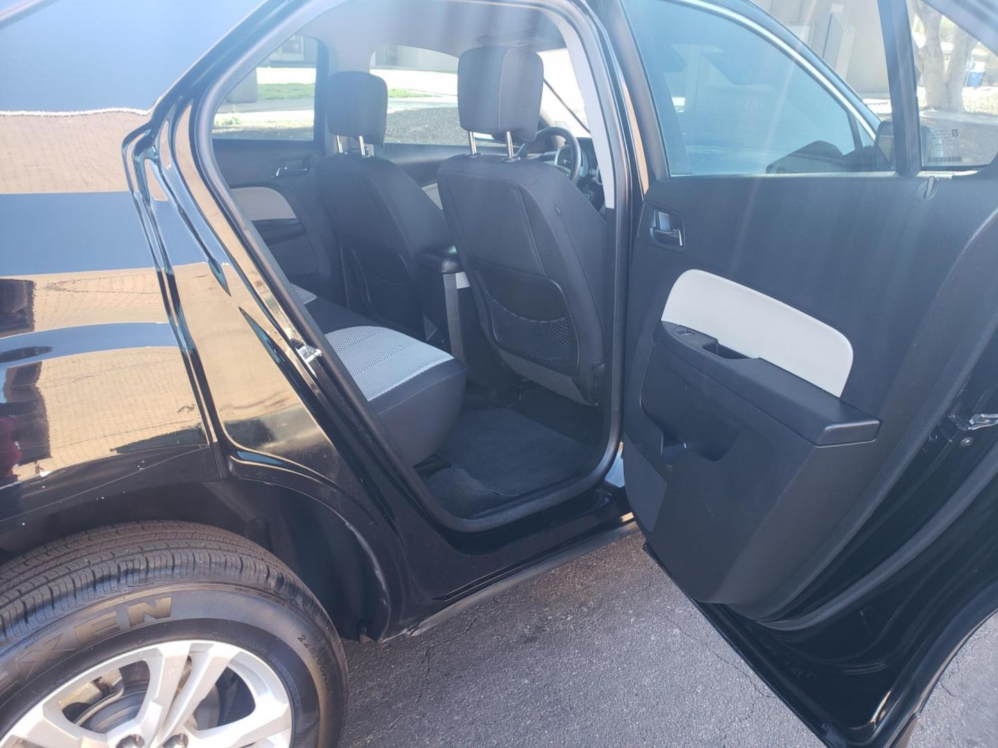 2017 Chevrolet Equinox LS 2WD (2GNALBEK6H1) with an 2.4L L4 DOHC 16V FFV engine, 6A transmission, located at 323 E Dunlap Ave., Phoenix, AZ, 85020, (602) 331-9000, 33.567677, -112.069000 - Photo#14