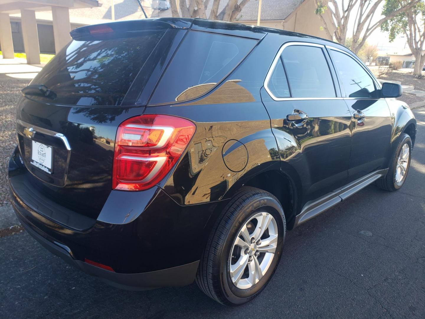 2017 Chevrolet Equinox LS 2WD (2GNALBEK6H1) with an 2.4L L4 DOHC 16V FFV engine, 6A transmission, located at 323 E Dunlap Ave., Phoenix, AZ, 85020, (602) 331-9000, 33.567677, -112.069000 - Photo#3