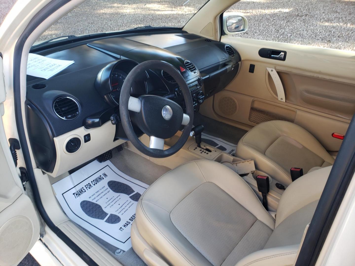 2007 yellow /Tan and black Volkswagen New Beetle 2.5L PZEV (3VWRG31C17M) with an 2.5L L5 DOHC 20V engine, 6-Speed Automatic transmission, located at 323 E Dunlap Ave., Phoenix, AZ, 85020, (602) 331-9000, 33.567677, -112.069000 - 2007 Volkswagen New Beetle 2.5L PZEV,.... CASH ONLY PRICING!!!......Ice Cold A/C, Black and tan interior with tan leather seats in near perfect condition, New brakes, Tune up, Stereo/CD/MP3 Player, satellite compatible, Gorgeous tinted sunroof This car is gorgeous inside and out, Incredible gas mil - Photo#9