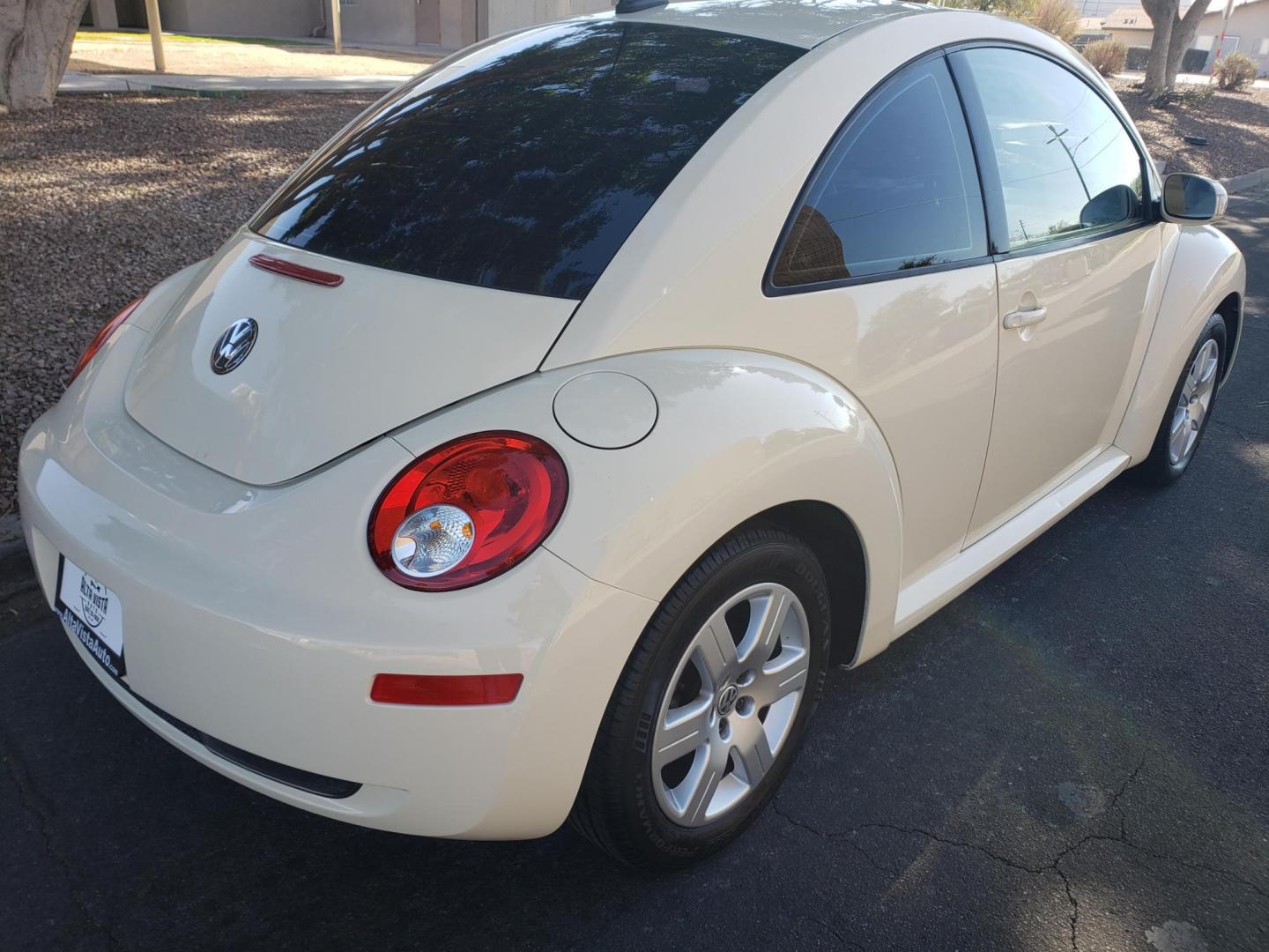 2007 yellow /Tan and black Volkswagen New Beetle 2.5L PZEV (3VWRG31C17M) with an 2.5L L5 DOHC 20V engine, 6-Speed Automatic transmission, located at 323 E Dunlap Ave., Phoenix, AZ, 85020, (602) 331-9000, 33.567677, -112.069000 - 2007 Volkswagen New Beetle 2.5L PZEV,.... CASH ONLY PRICING!!!......Ice Cold A/C, Black and tan interior with tan leather seats in near perfect condition, New brakes, Tune up, Stereo/CD/MP3 Player, satellite compatible, Gorgeous tinted sunroof This car is gorgeous inside and out, Incredible gas mil - Photo#3