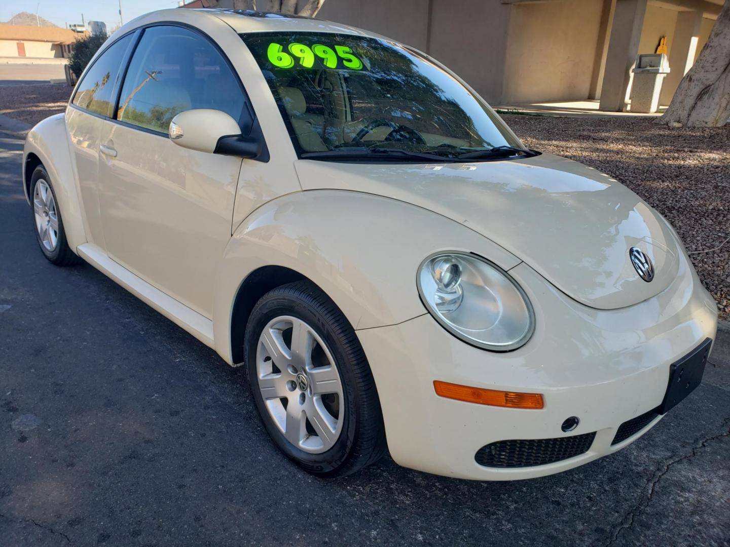 2007 yellow /Tan and black Volkswagen New Beetle 2.5L PZEV (3VWRG31C17M) with an 2.5L L5 DOHC 20V engine, 6-Speed Automatic transmission, located at 323 E Dunlap Ave., Phoenix, AZ, 85020, (602) 331-9000, 33.567677, -112.069000 - 2007 Volkswagen New Beetle 2.5L PZEV,.... CASH ONLY PRICING!!!......Ice Cold A/C, Black and tan interior with tan leather seats in near perfect condition, New brakes, Tune up, Stereo/CD/MP3 Player, satellite compatible, Gorgeous tinted sunroof This car is gorgeous inside and out, Incredible gas mil - Photo#2