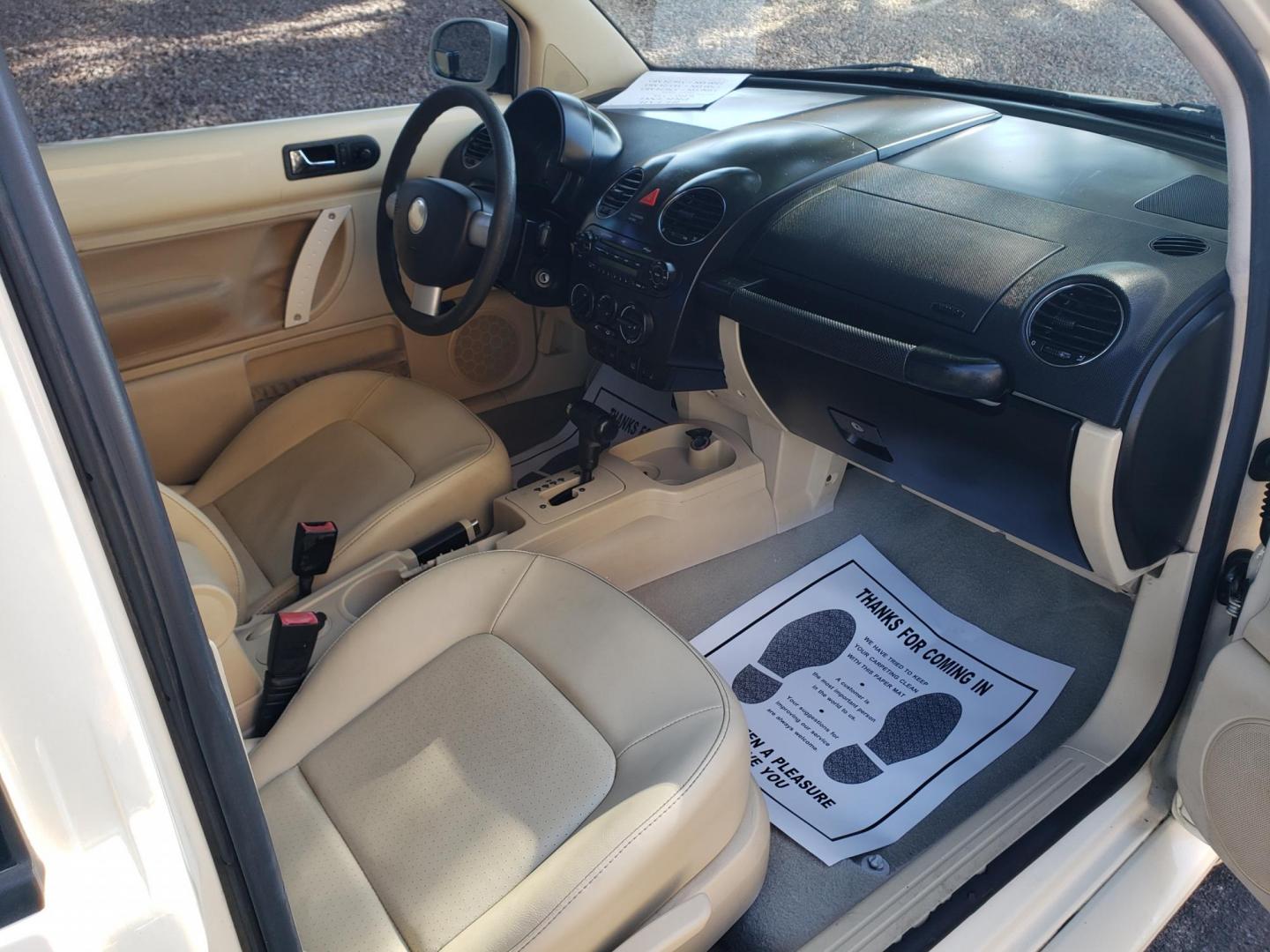 2007 yellow /Tan and black Volkswagen New Beetle 2.5L PZEV (3VWRG31C17M) with an 2.5L L5 DOHC 20V engine, 6-Speed Automatic transmission, located at 323 E Dunlap Ave., Phoenix, AZ, 85020, (602) 331-9000, 33.567677, -112.069000 - 2007 Volkswagen New Beetle 2.5L PZEV,.... CASH ONLY PRICING!!!......Ice Cold A/C, Black and tan interior with tan leather seats in near perfect condition, New brakes, Tune up, Stereo/CD/MP3 Player, satellite compatible, Gorgeous tinted sunroof This car is gorgeous inside and out, Incredible gas mil - Photo#12