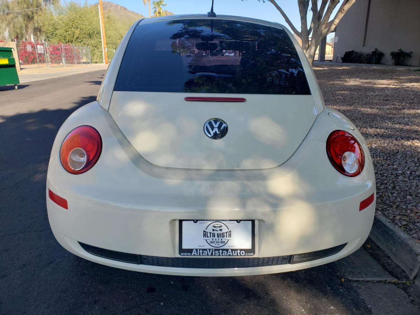 2007 yellow /Tan and black Volkswagen New Beetle 2.5L PZEV (3VWRG31C17M) with an 2.5L L5 DOHC 20V engine, 6-Speed Automatic transmission, located at 323 E Dunlap Ave., Phoenix, AZ, 85020, (602) 331-9000, 33.567677, -112.069000 - 2007 Volkswagen New Beetle 2.5L PZEV,.... CASH ONLY PRICING!!!......Ice Cold A/C, Black and tan interior with tan leather seats in near perfect condition, New brakes, Tune up, Stereo/CD/MP3 Player, satellite compatible, Gorgeous tinted sunroof This car is gorgeous inside and out, Incredible gas mil - Photo#7