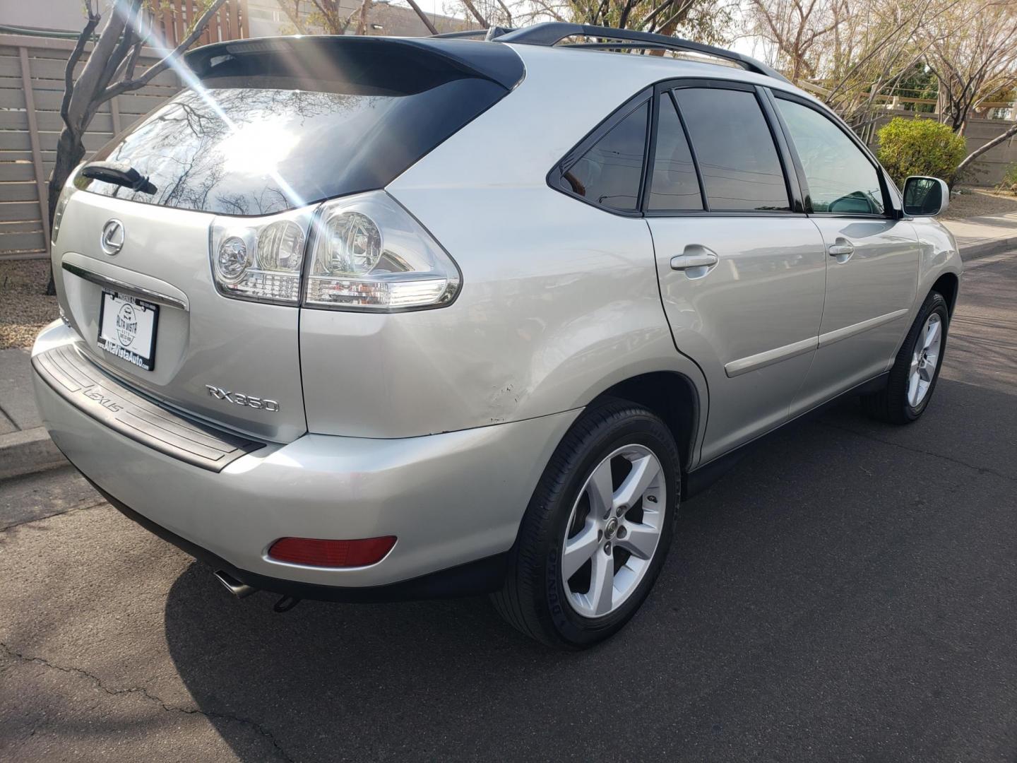 2007 silver /gray and black Lexus RX 350 FWD (2T2GK31U17C) with an 3.5L V6 DOHC 24V engine, 5-Speed Automatic Overdrive transmission, located at 323 E Dunlap Ave., Phoenix, AZ, 85020, (602) 331-9000, 33.567677, -112.069000 - 2007 Lexus RX 350 FWD,……..CASH PRICE ONLY.......Ice Cold A/C, Clean Black and gray interior with gray leather seats, gorgeous tinted sunroof, New brakes, Tune up, Stereo/CD/MP3 Player, Bluetooth, Phone sync, Satellite compatible, This suv is clean inside and out, Incredible gas mileage! Arizona - Photo#3