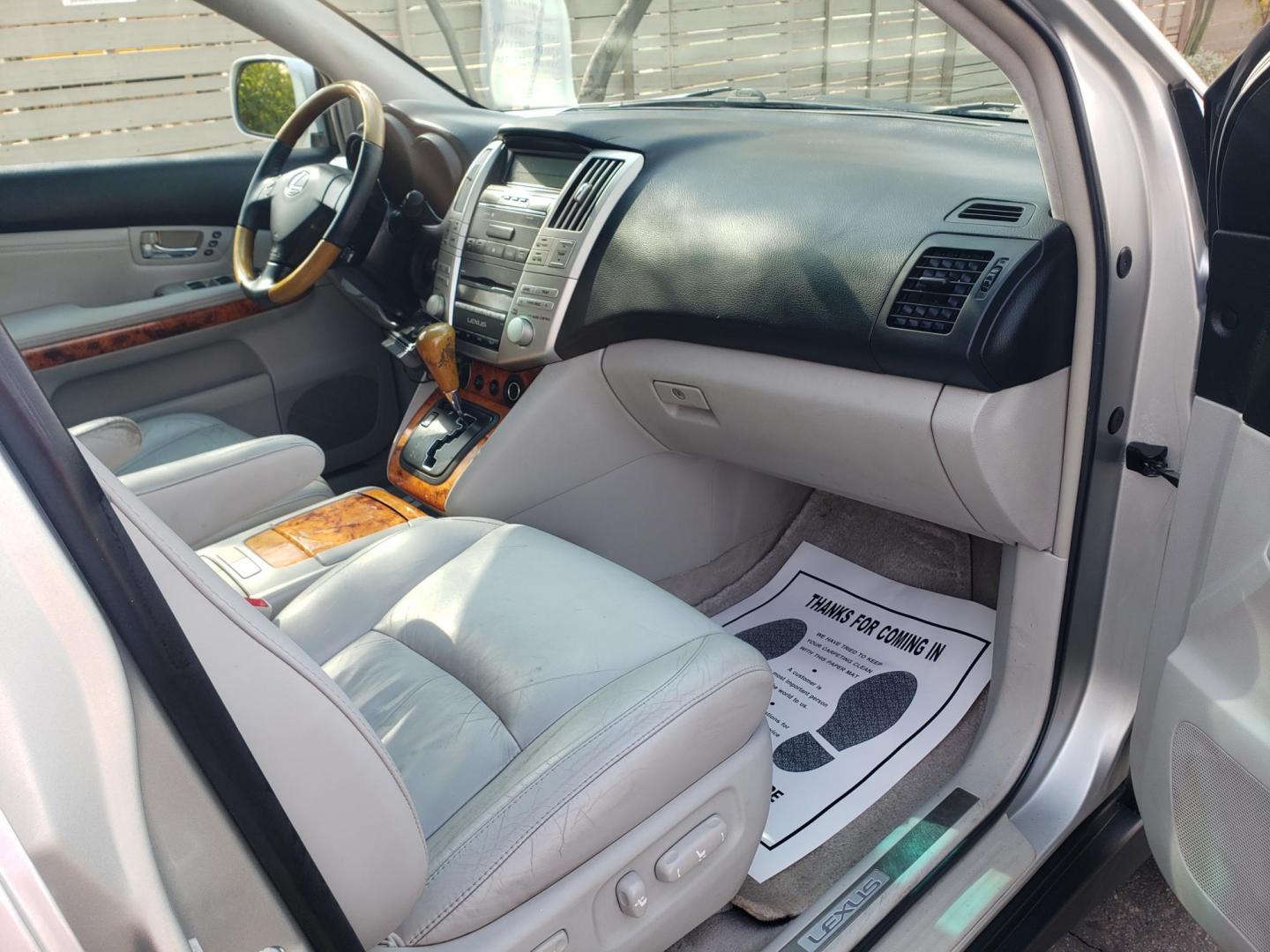 2007 silver /gray and black Lexus RX 350 FWD (2T2GK31U17C) with an 3.5L V6 DOHC 24V engine, 5-Speed Automatic Overdrive transmission, located at 323 E Dunlap Ave., Phoenix, AZ, 85020, (602) 331-9000, 33.567677, -112.069000 - 2007 Lexus RX 350 FWD,……..CASH PRICE ONLY.......Ice Cold A/C, Clean Black and gray interior with gray leather seats, gorgeous tinted sunroof, New brakes, Tune up, Stereo/CD/MP3 Player, Bluetooth, Phone sync, Satellite compatible, This suv is clean inside and out, Incredible gas mileage! Arizona - Photo#13