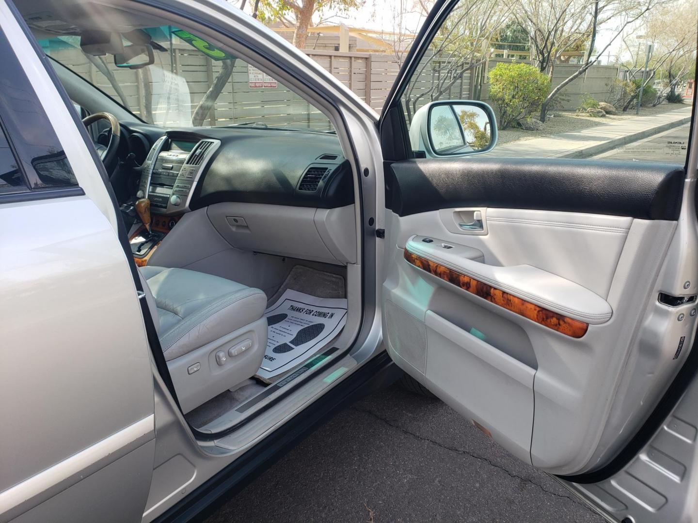 2007 silver /gray and black Lexus RX 350 FWD (2T2GK31U17C) with an 3.5L V6 DOHC 24V engine, 5-Speed Automatic Overdrive transmission, located at 323 E Dunlap Ave., Phoenix, AZ, 85020, (602) 331-9000, 33.567677, -112.069000 - 2007 Lexus RX 350 FWD,……..CASH PRICE ONLY.......Ice Cold A/C, Clean Black and gray interior with gray leather seats, gorgeous tinted sunroof, New brakes, Tune up, Stereo/CD/MP3 Player, Bluetooth, Phone sync, Satellite compatible, This suv is clean inside and out, Incredible gas mileage! Arizona - Photo#12