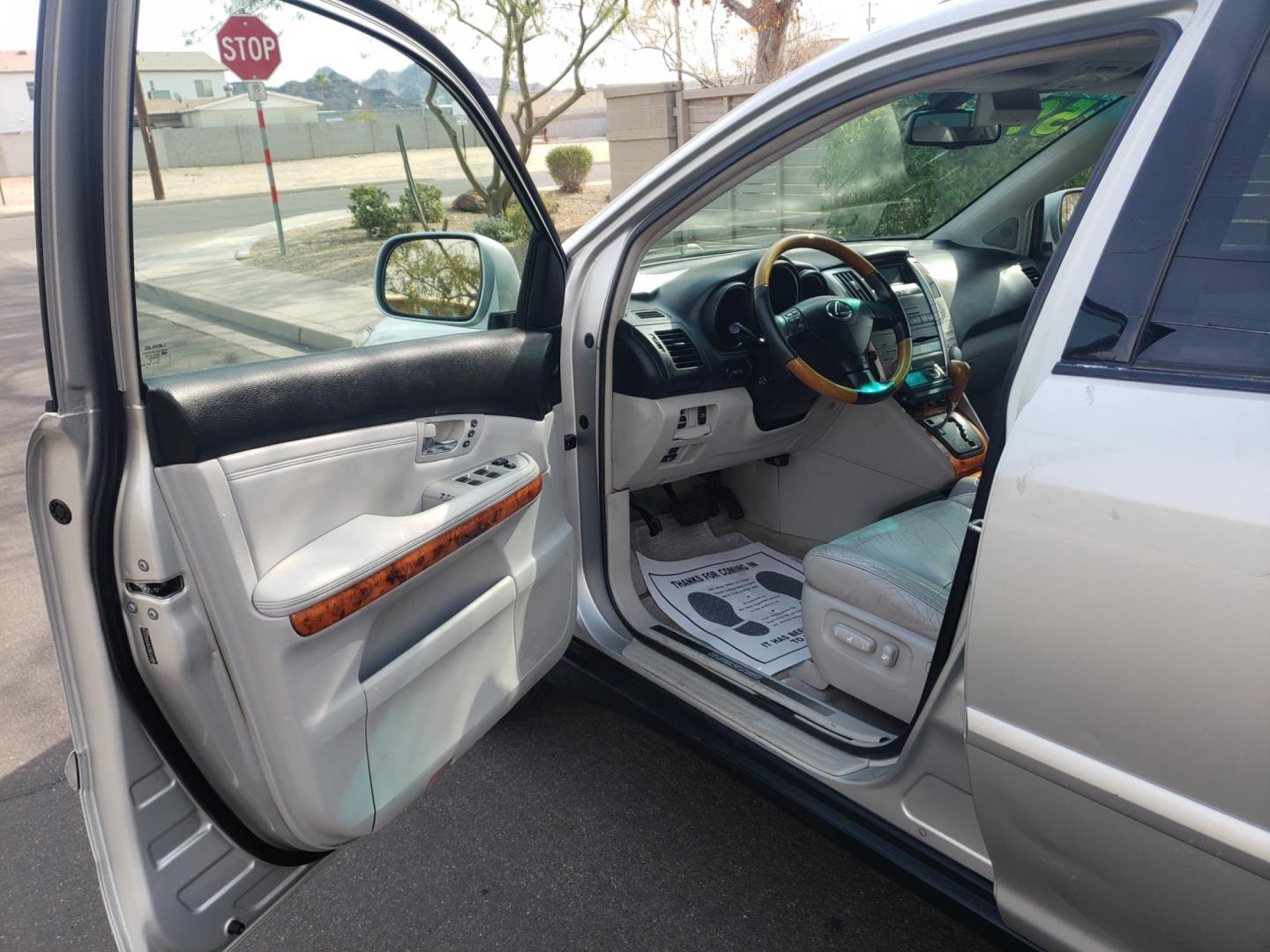 2007 silver /gray and black Lexus RX 350 FWD (2T2GK31U17C) with an 3.5L V6 DOHC 24V engine, 5-Speed Automatic Overdrive transmission, located at 323 E Dunlap Ave., Phoenix, AZ, 85020, (602) 331-9000, 33.567677, -112.069000 - 2007 Lexus RX 350 FWD,……..CASH PRICE ONLY.......Ice Cold A/C, Clean Black and gray interior with gray leather seats, gorgeous tinted sunroof, New brakes, Tune up, Stereo/CD/MP3 Player, Bluetooth, Phone sync, Satellite compatible, This suv is clean inside and out, Incredible gas mileage! Arizona - Photo#8