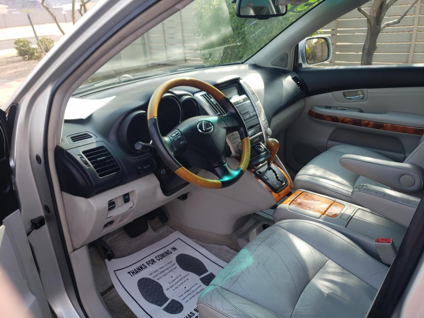 2007 silver /gray and black Lexus RX 350 FWD (2T2GK31U17C) with an 3.5L V6 DOHC 24V engine, 5-Speed Automatic Overdrive transmission, located at 323 E Dunlap Ave., Phoenix, AZ, 85020, (602) 331-9000, 33.567677, -112.069000 - 2007 Lexus RX 350 FWD,……..CASH PRICE ONLY.......Ice Cold A/C, Clean Black and gray interior with gray leather seats, gorgeous tinted sunroof, New brakes, Tune up, Stereo/CD/MP3 Player, Bluetooth, Phone sync, Satellite compatible, This suv is clean inside and out, Incredible gas mileage! Arizona - Photo#9