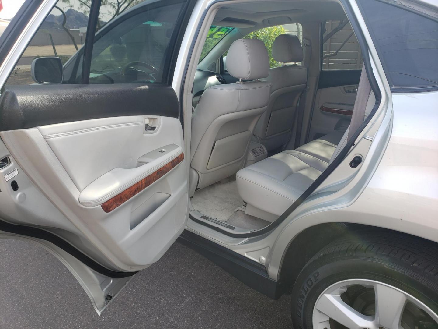 2007 silver /gray and black Lexus RX 350 FWD (2T2GK31U17C) with an 3.5L V6 DOHC 24V engine, 5-Speed Automatic Overdrive transmission, located at 323 E Dunlap Ave., Phoenix, AZ, 85020, (602) 331-9000, 33.567677, -112.069000 - 2007 Lexus RX 350 FWD,……..CASH PRICE ONLY.......Ice Cold A/C, Clean Black and gray interior with gray leather seats, gorgeous tinted sunroof, New brakes, Tune up, Stereo/CD/MP3 Player, Bluetooth, Phone sync, Satellite compatible, This suv is clean inside and out, Incredible gas mileage! Arizona - Photo#10