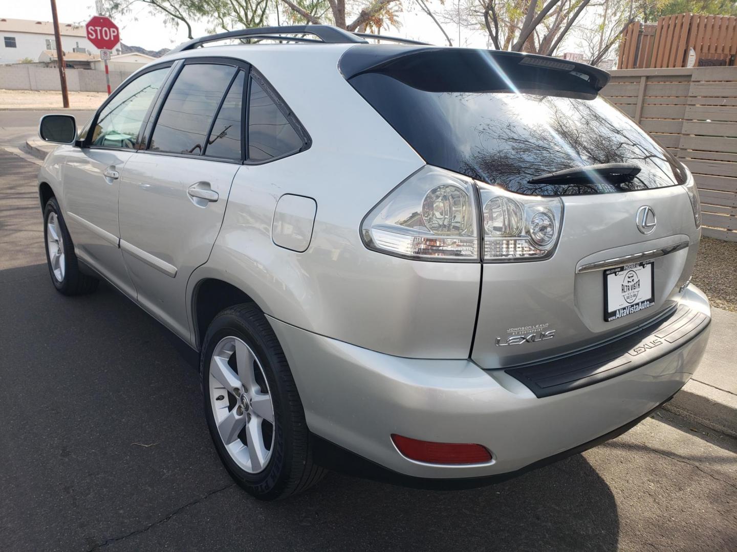 2007 silver /gray and black Lexus RX 350 FWD (2T2GK31U17C) with an 3.5L V6 DOHC 24V engine, 5-Speed Automatic Overdrive transmission, located at 323 E Dunlap Ave., Phoenix, AZ, 85020, (602) 331-9000, 33.567677, -112.069000 - 2007 Lexus RX 350 FWD,……..CASH PRICE ONLY.......Ice Cold A/C, Clean Black and gray interior with gray leather seats, gorgeous tinted sunroof, New brakes, Tune up, Stereo/CD/MP3 Player, Bluetooth, Phone sync, Satellite compatible, This suv is clean inside and out, Incredible gas mileage! Arizona - Photo#5