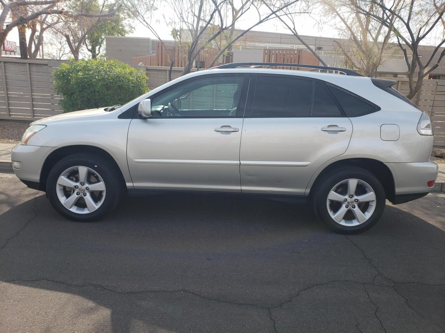 2007 silver /gray and black Lexus RX 350 FWD (2T2GK31U17C) with an 3.5L V6 DOHC 24V engine, 5-Speed Automatic Overdrive transmission, located at 323 E Dunlap Ave., Phoenix, AZ, 85020, (602) 331-9000, 33.567677, -112.069000 - 2007 Lexus RX 350 FWD,……..CASH PRICE ONLY.......Ice Cold A/C, Clean Black and gray interior with gray leather seats, gorgeous tinted sunroof, New brakes, Tune up, Stereo/CD/MP3 Player, Bluetooth, Phone sync, Satellite compatible, This suv is clean inside and out, Incredible gas mileage! Arizona - Photo#6